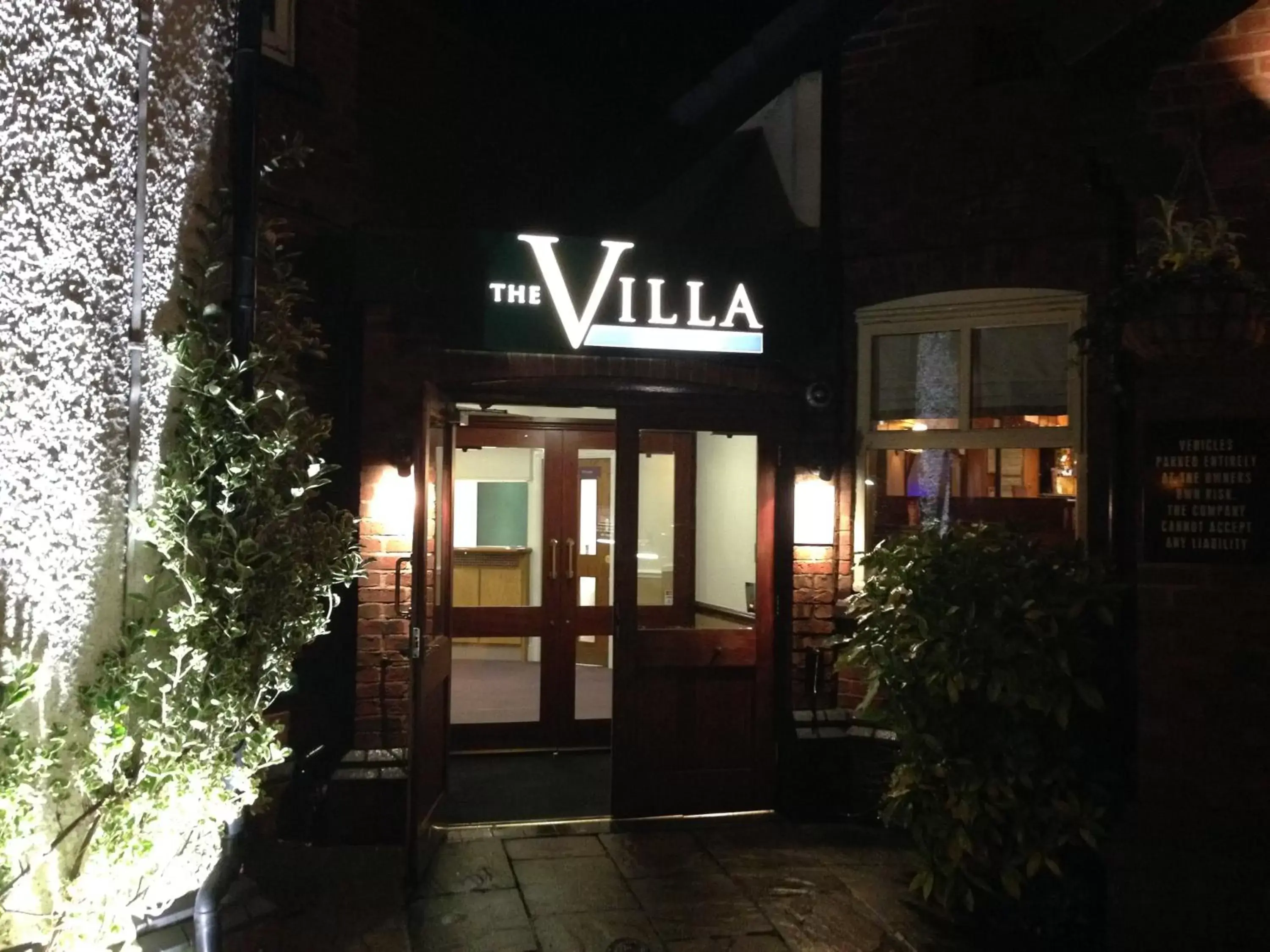 Deluxe Double Room with Bath in The Villa Express Deluxe Double Room with Bath in The Villa Express