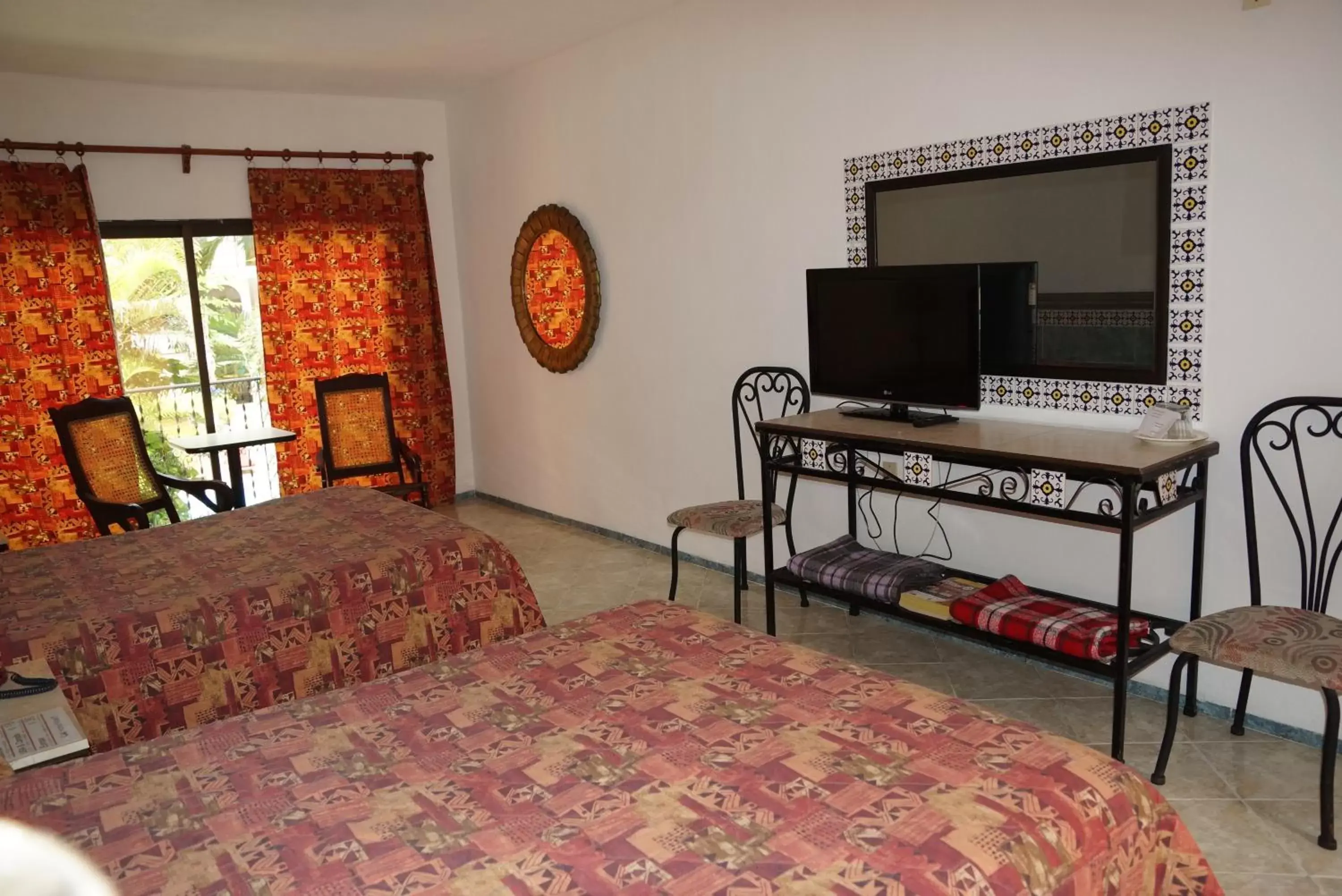 Bedroom, TV/Entertainment Center in Hotel Doralba Inn