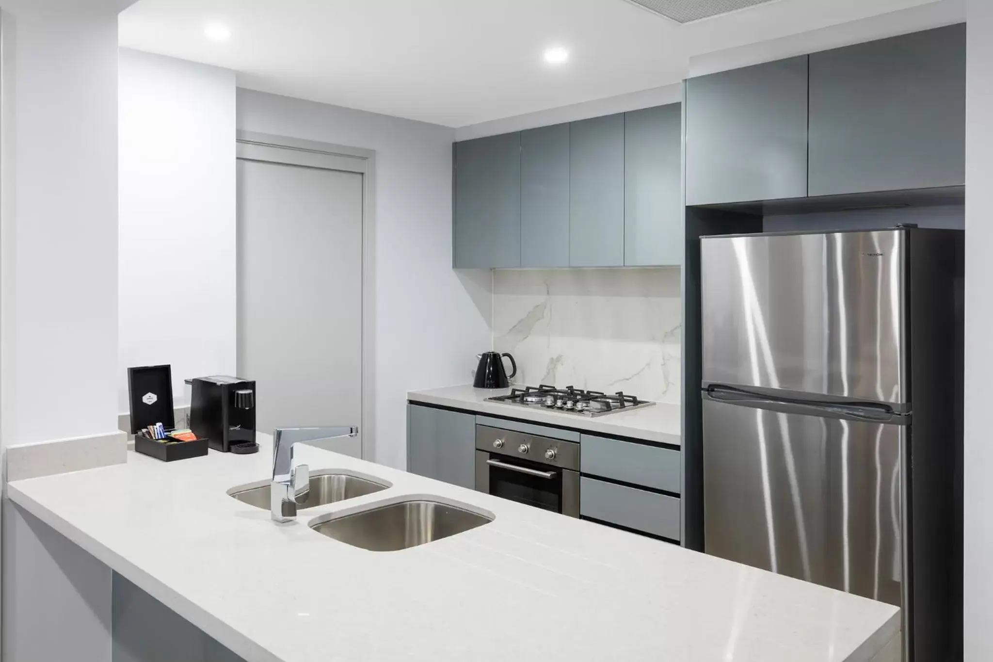 kitchen, Kitchen/Kitchenette in Meriton Suites North Sydney