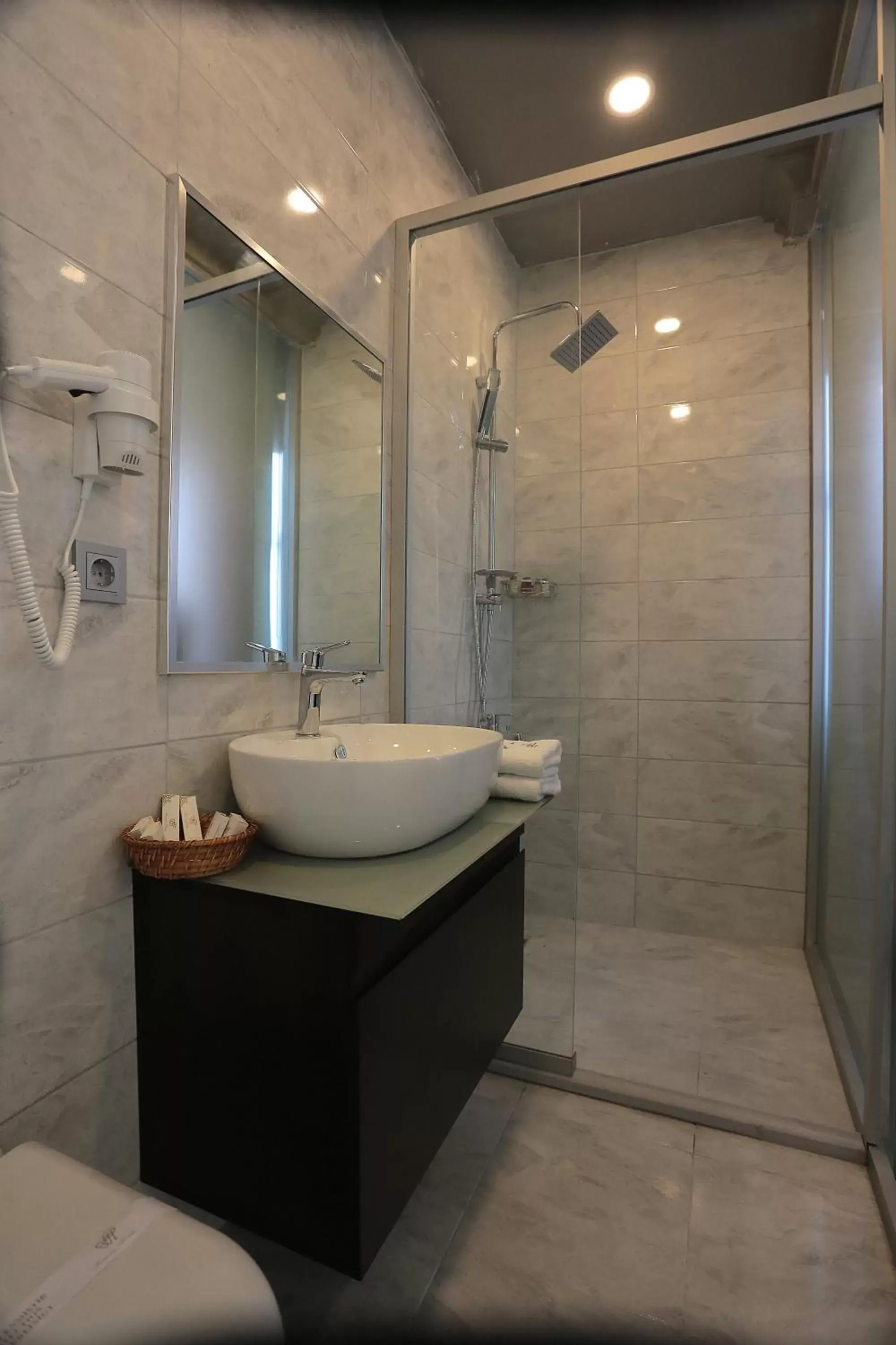 Shower, Bathroom in Ferman Pera Hotel