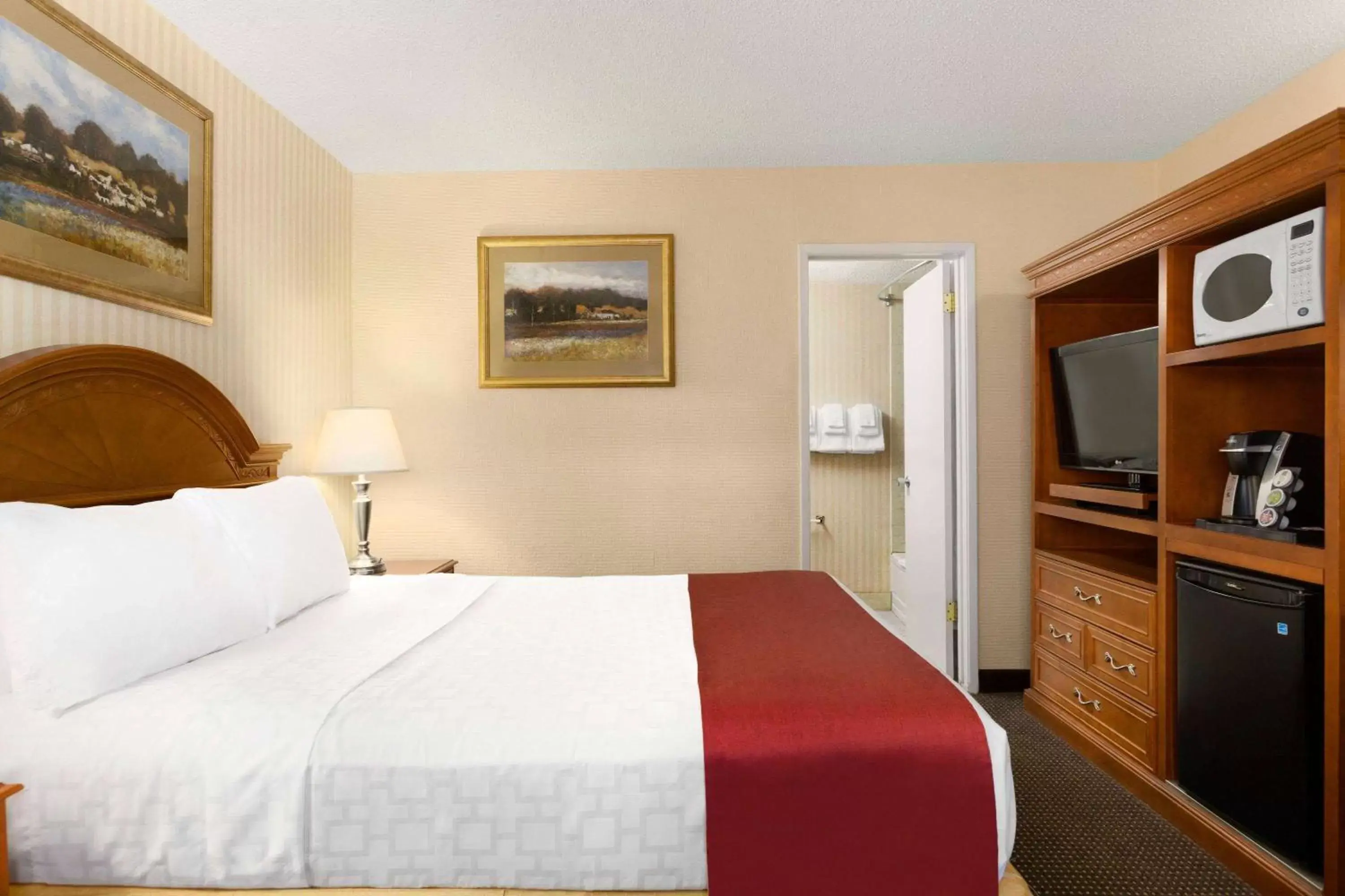 Photo of the whole room, Bed in Travelodge by Wyndham North Battleford