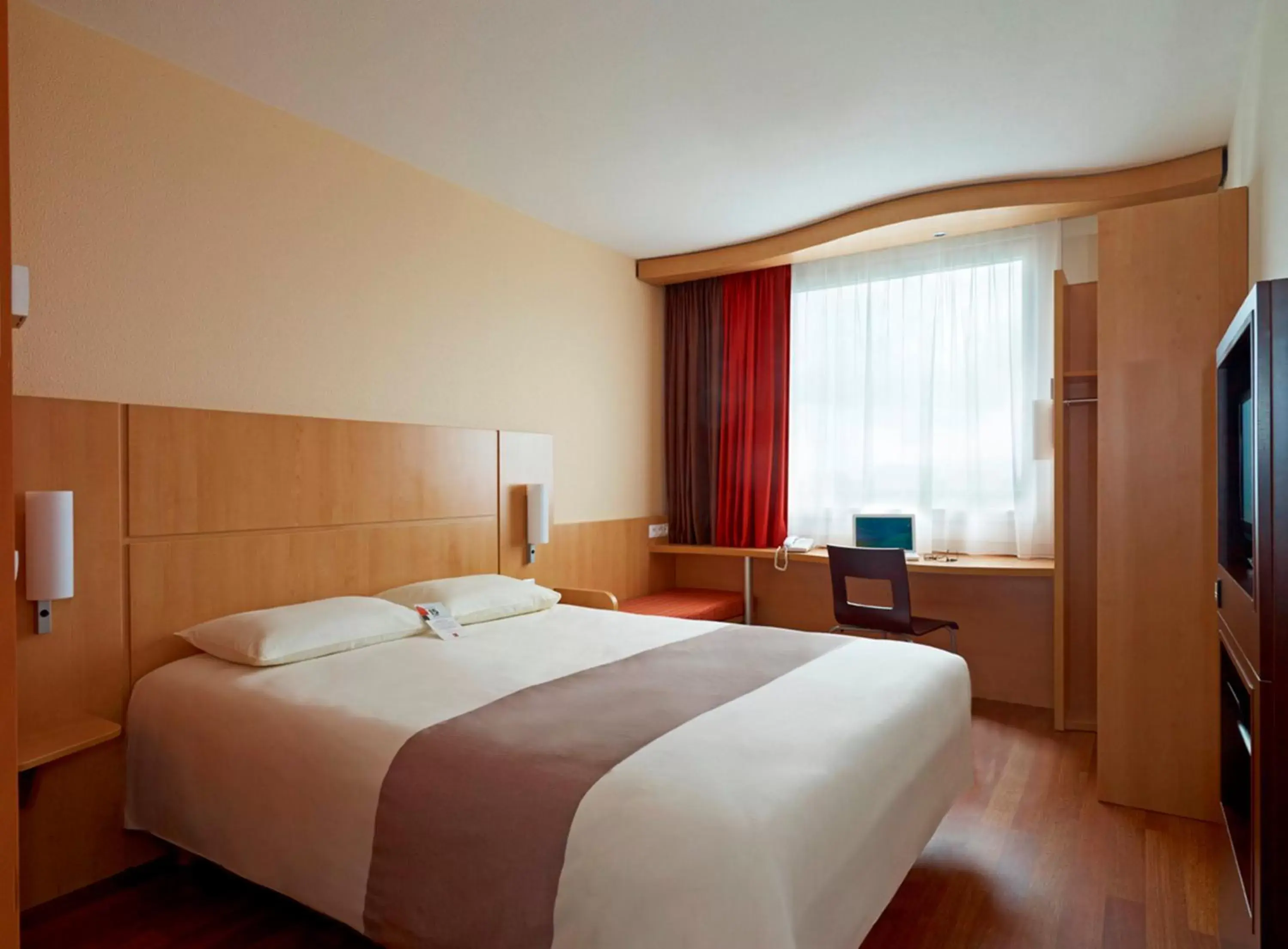 Photo of the whole room, Bed in Ibis Warszawa Reduta