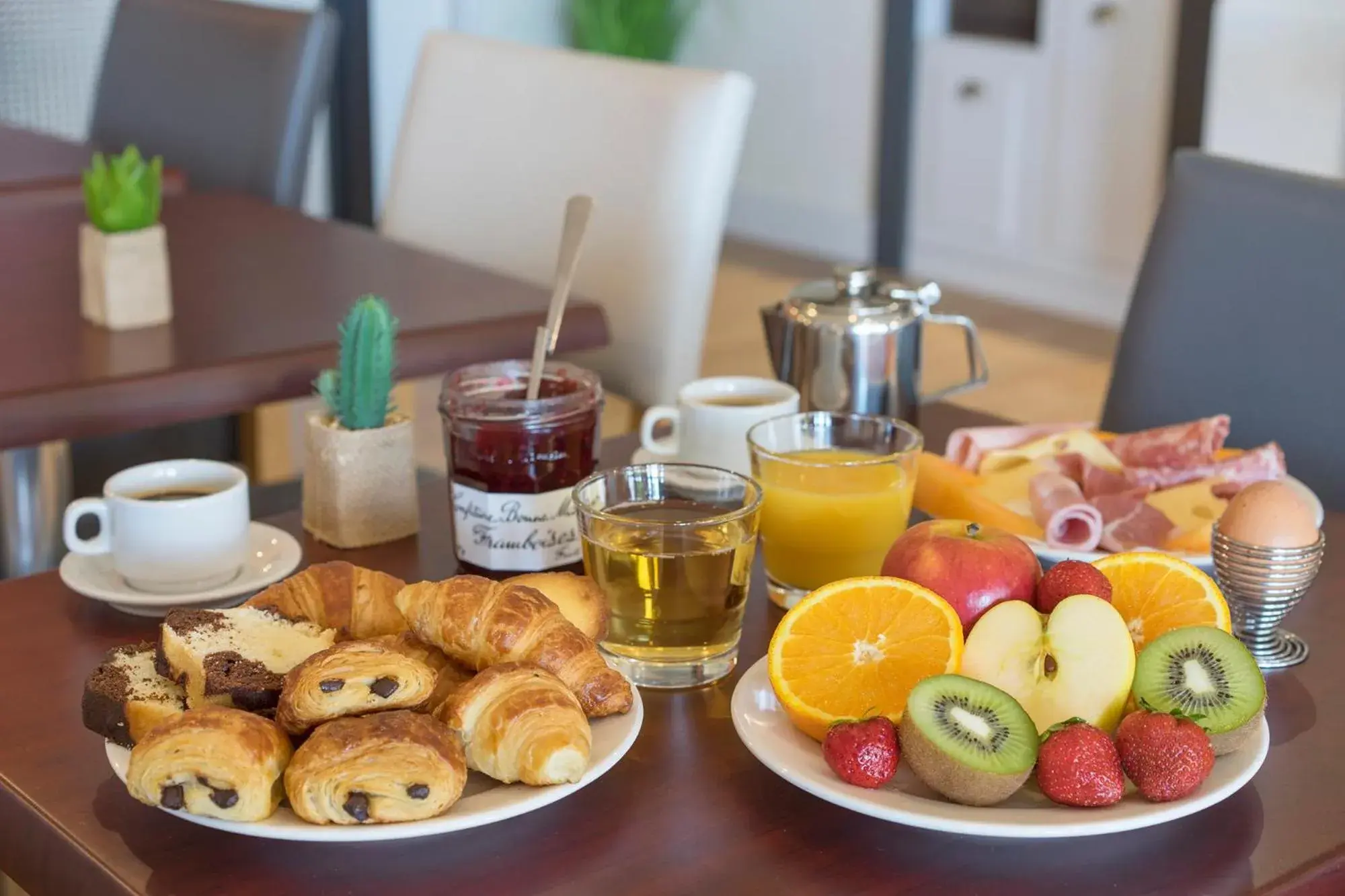 Breakfast in The Originals Boutique, Hotel Admiral's, Les Sables-d'Olonne (Inter-Hotel)