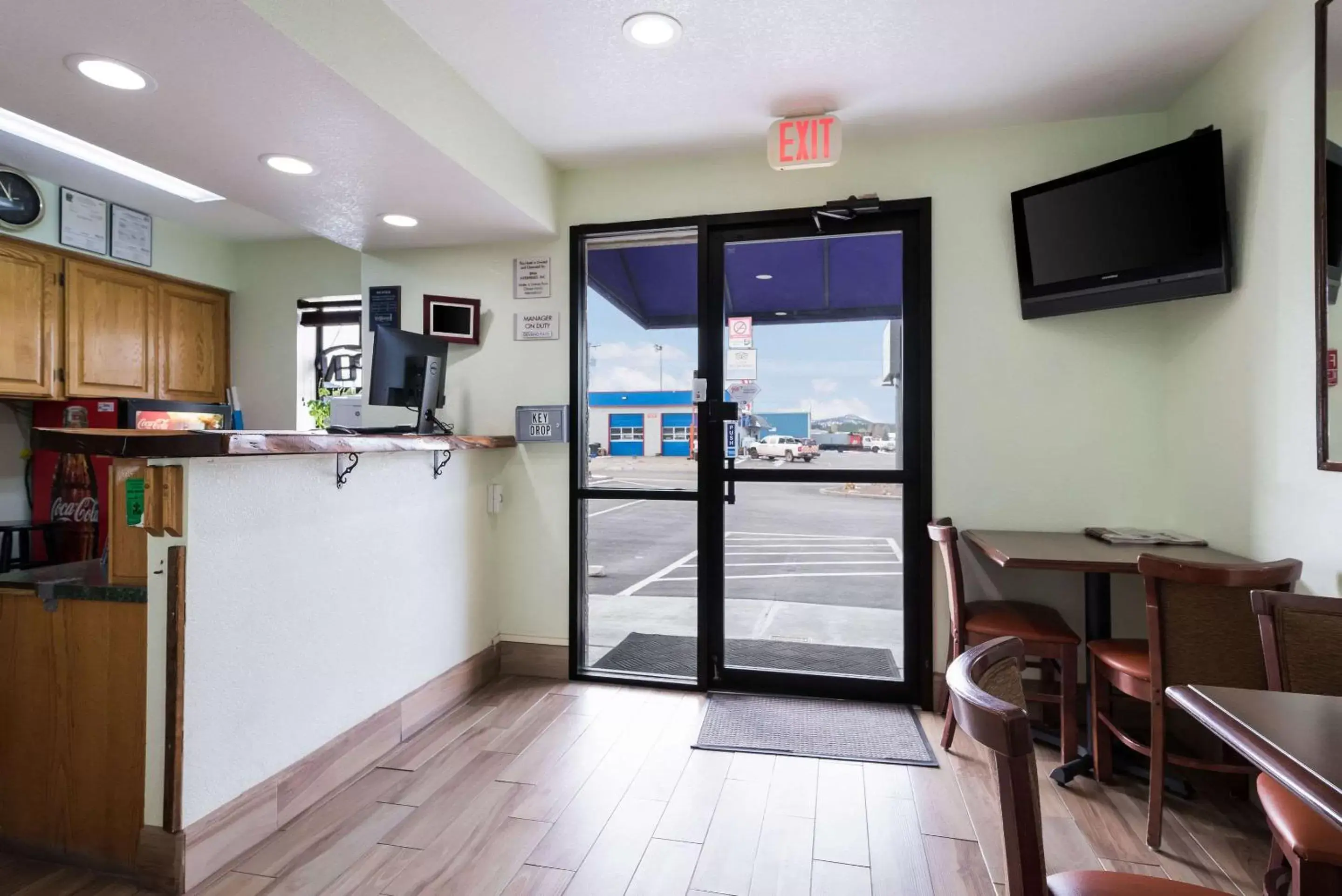 Lobby or reception, Kitchen/Kitchenette in Econo Lodge Inn & Suites Williams - Grand Canyon Area