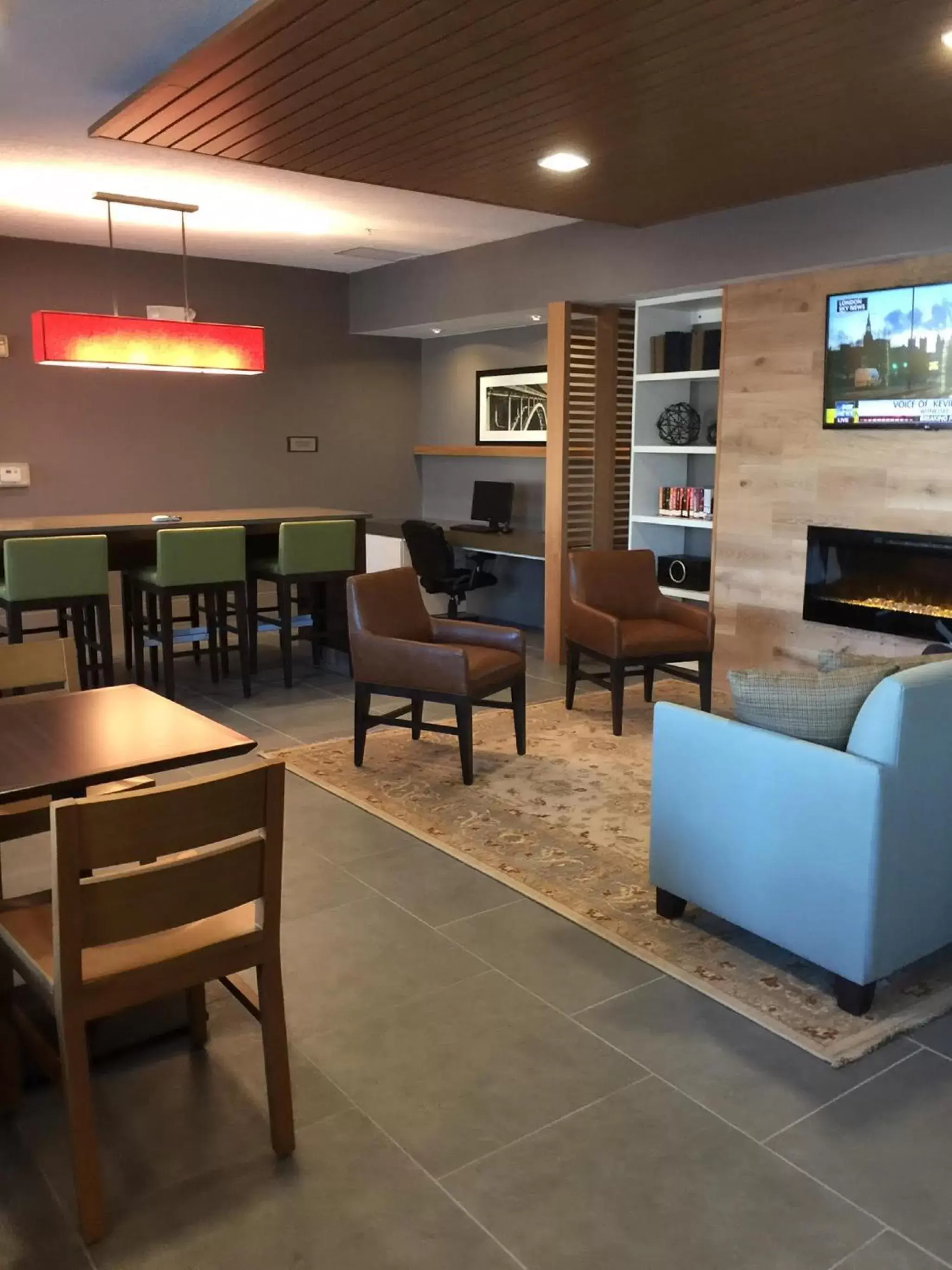 Communal lounge/ TV room, Lounge/Bar in Country Inn & Suites by Radisson, Novi, MI