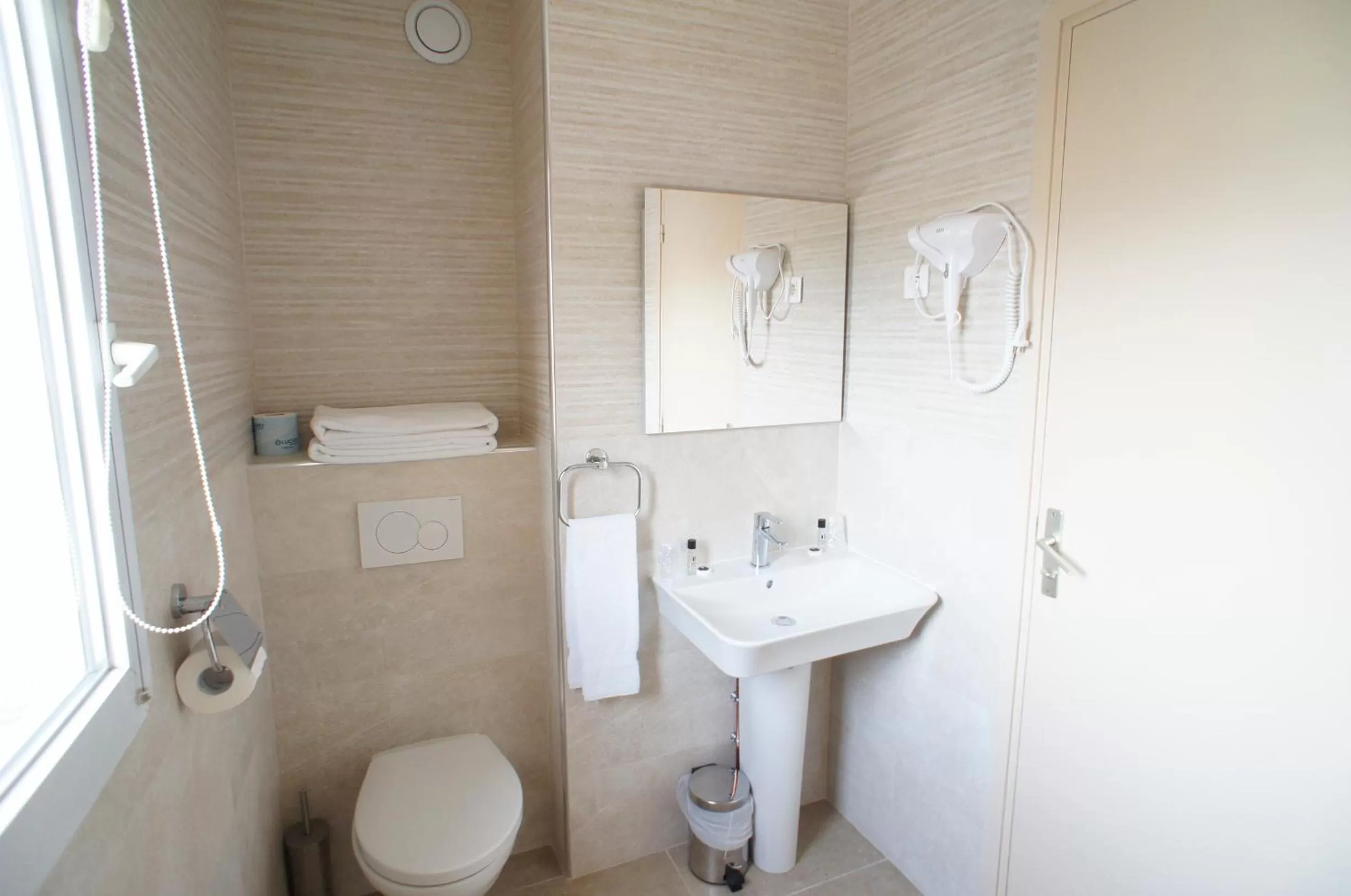 Toilet in Hôtel De France