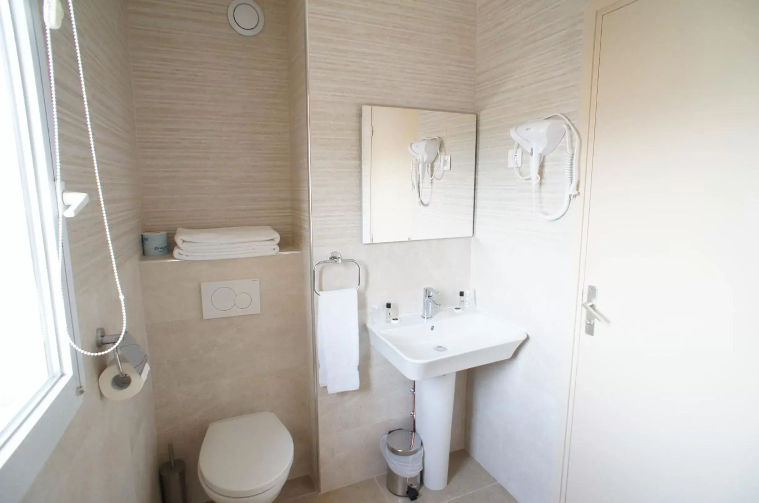 Toilet, Bathroom in Hôtel De France