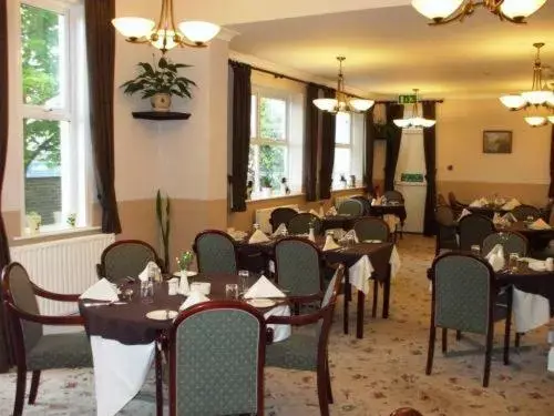 Restaurant/Places to Eat in Lauriston Hotel