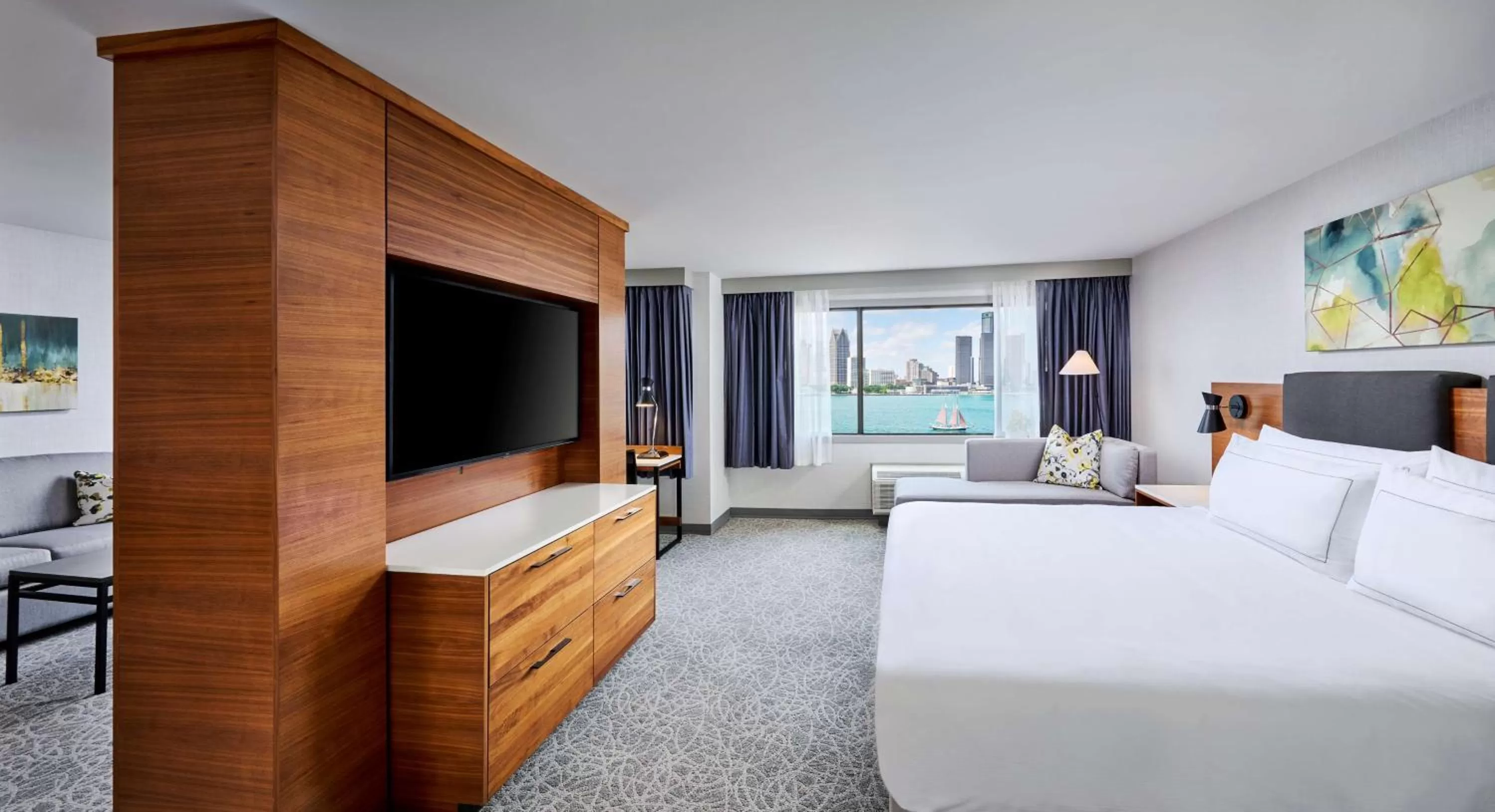 Living room, Bed in DoubleTree by Hilton Windsor, ON