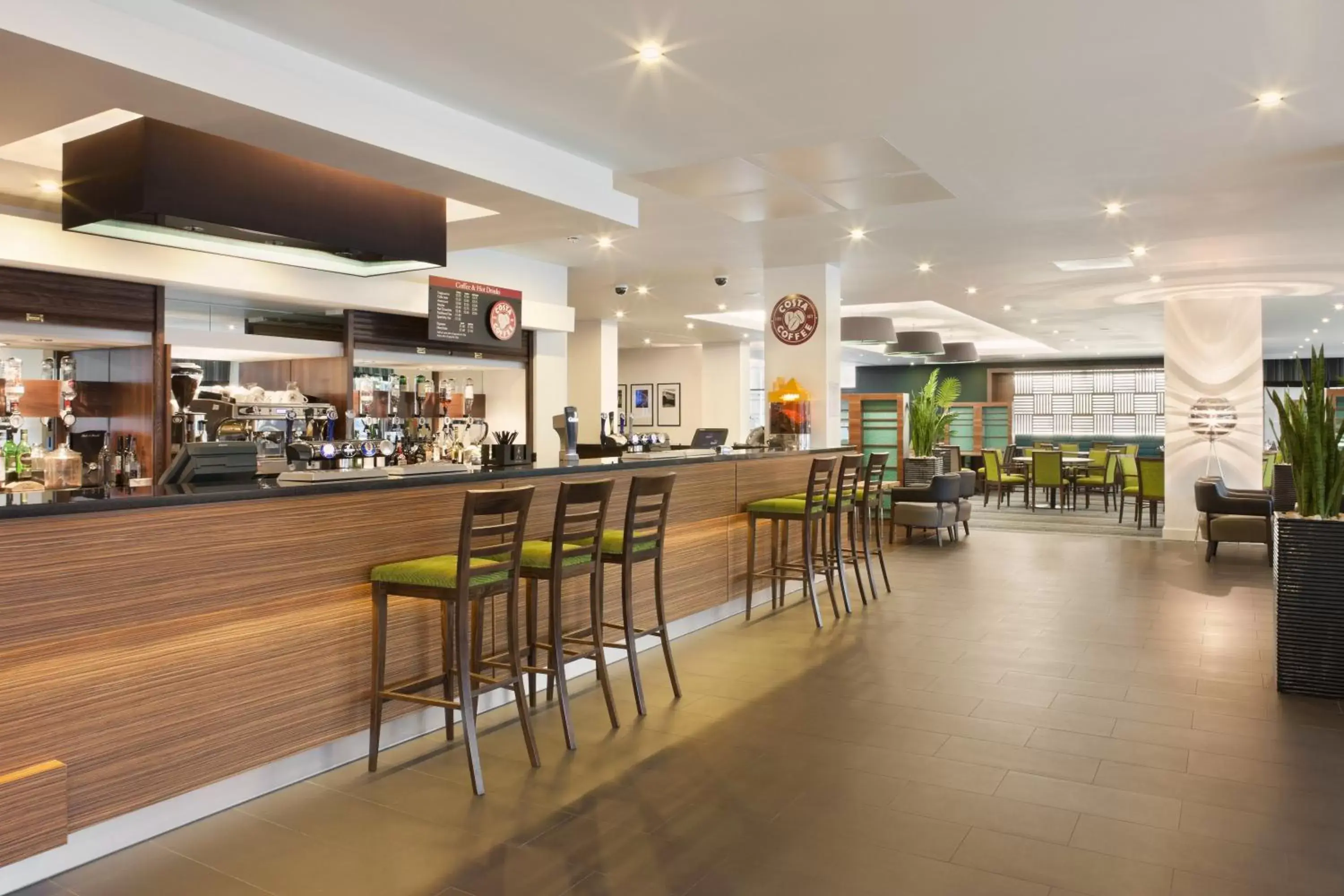Lounge or bar, Restaurant/Places to Eat in Holiday Inn Express London Heathrow T5, an IHG Hotel