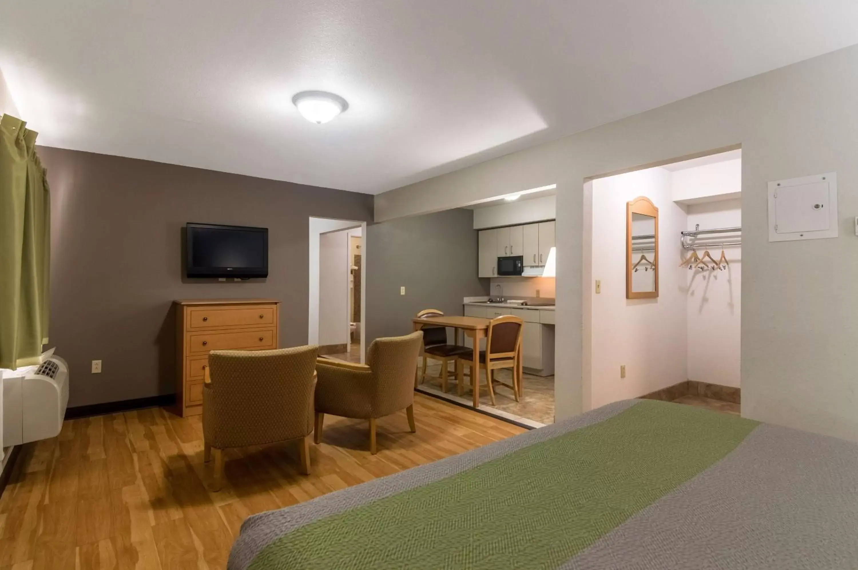 Quadruple Room - Disability Access - Roll in Shower in Studio 6-Lubbock, TX - Medical Center Quadruple Room - Disability Access - Roll in Shower in Studio 6-Lubbock, TX - Medical Center