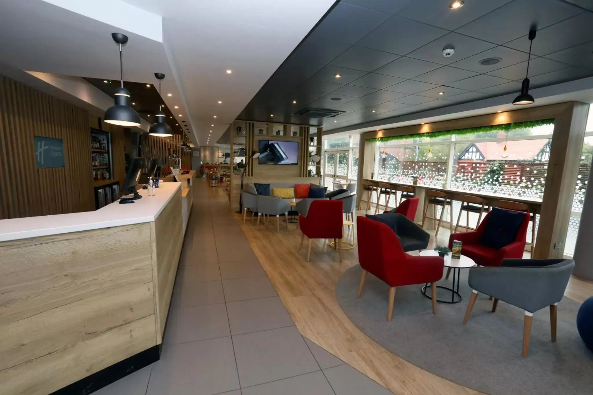 Property building, Restaurant/Places to Eat in Holiday Inn Express Chester Racecourse