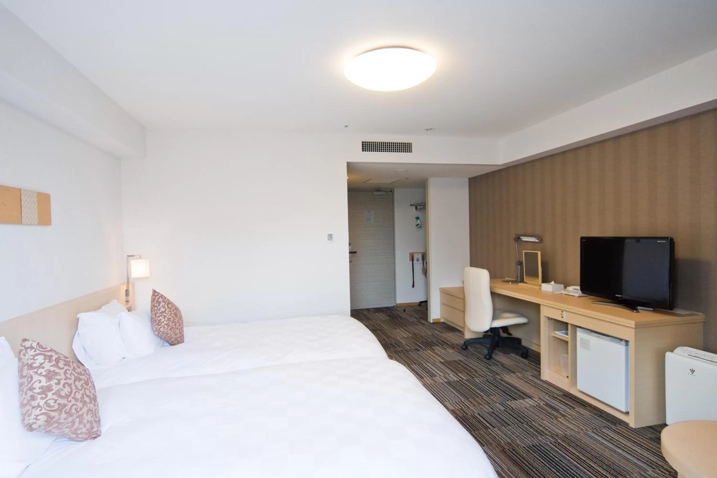 Hollywood Twin Room with Extra bed- Smoking in Daiwa Roynet Hotel Osaka-Uehonmachi