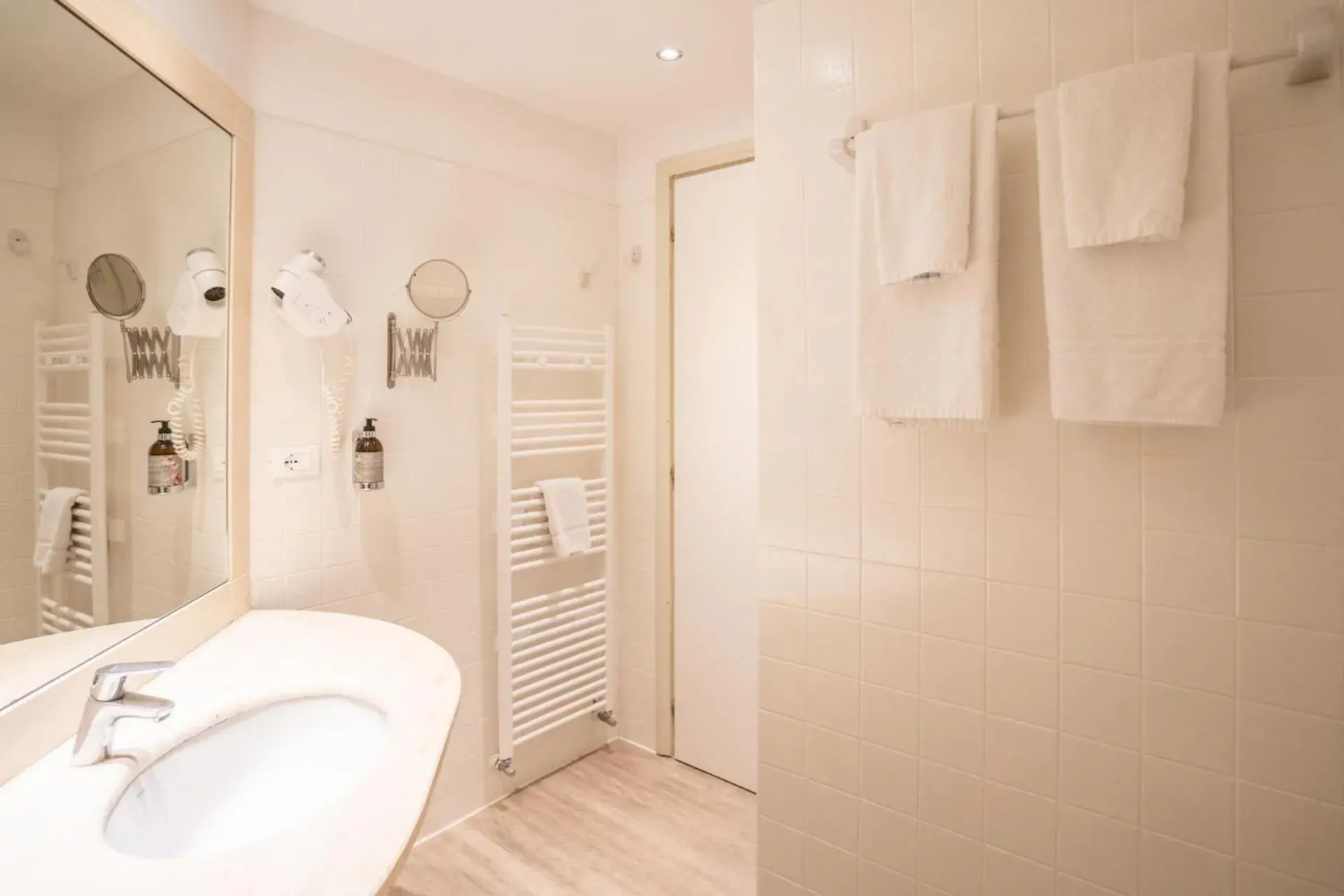 Bathroom in Hotel Villa Rosa Riviera