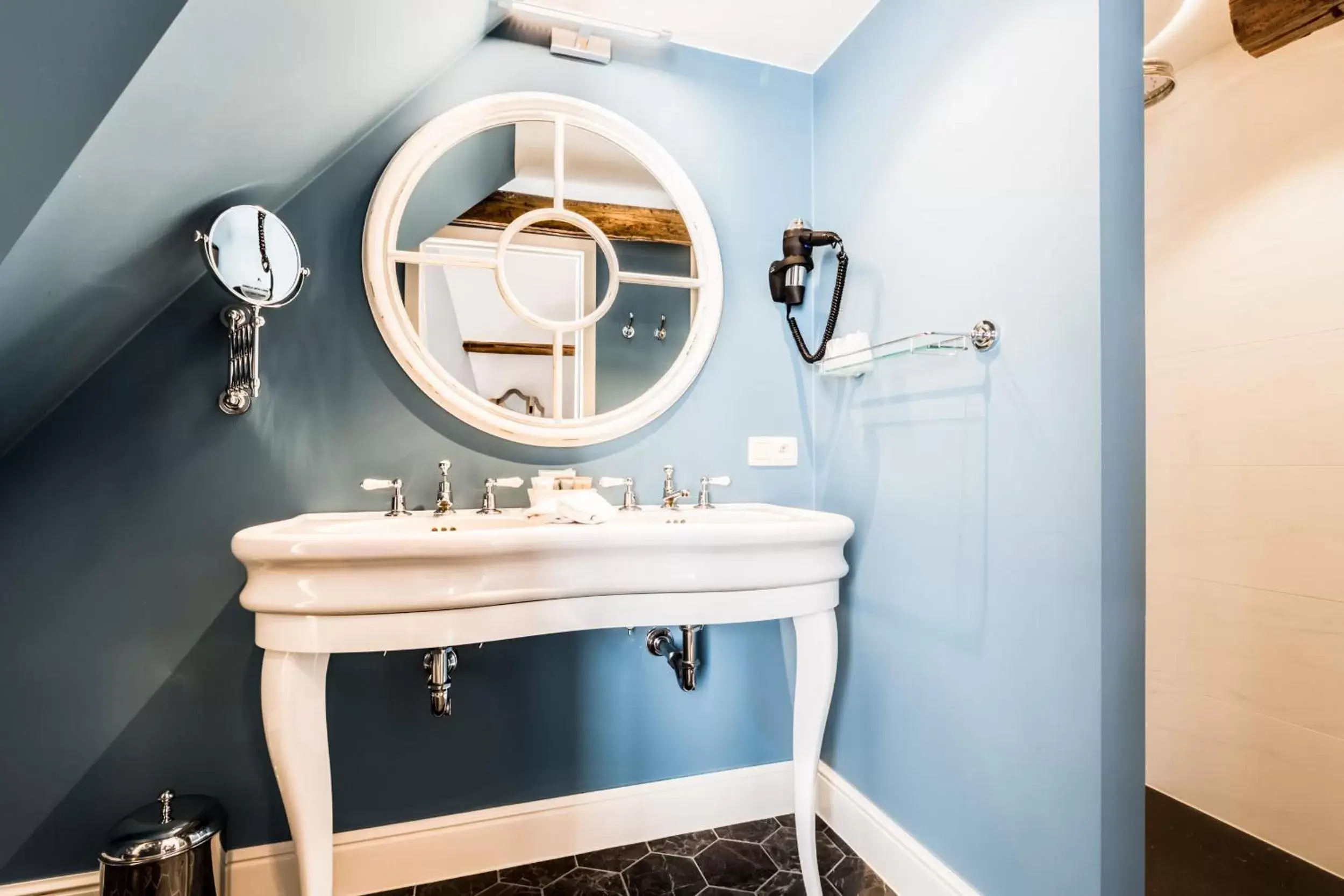 Bathroom in Boutique Hotel De Castillion - Small elegant family hotel