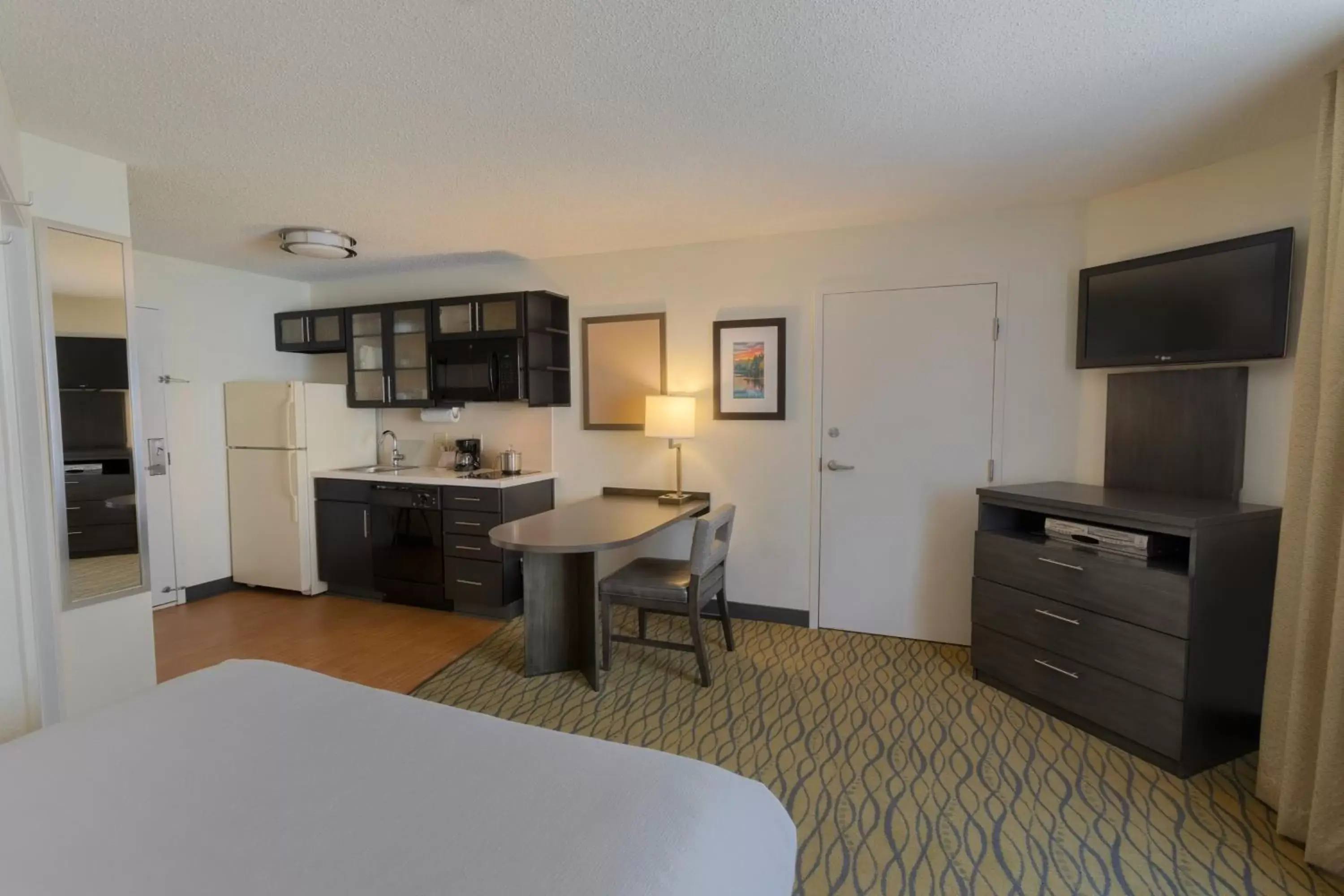 Photo of the whole room, Kitchen/Kitchenette in Candlewood Suites Rogers-Bentonville, an IHG Hotel