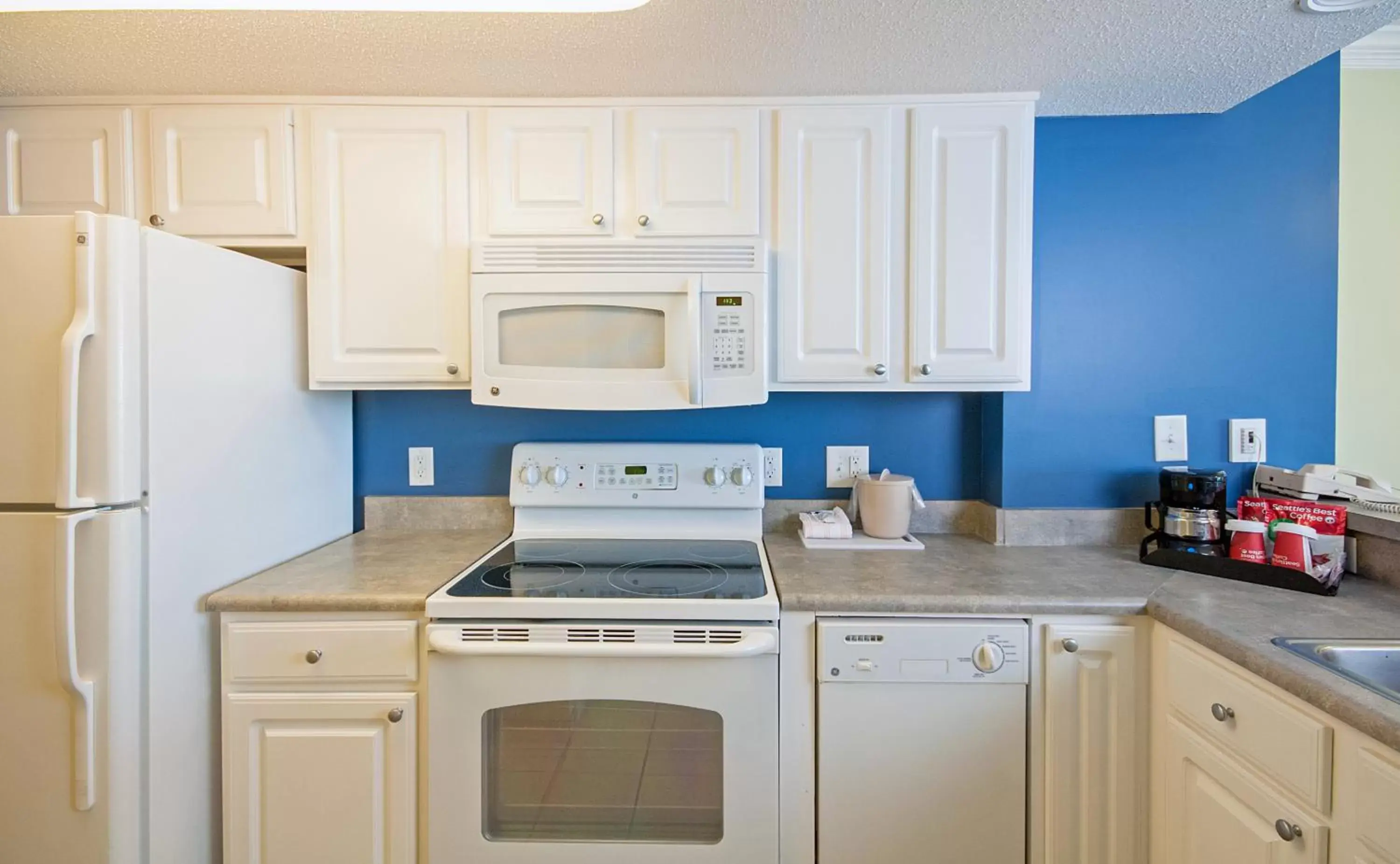 Kitchen or kitchenette, Kitchen/Kitchenette in Paradise Resort