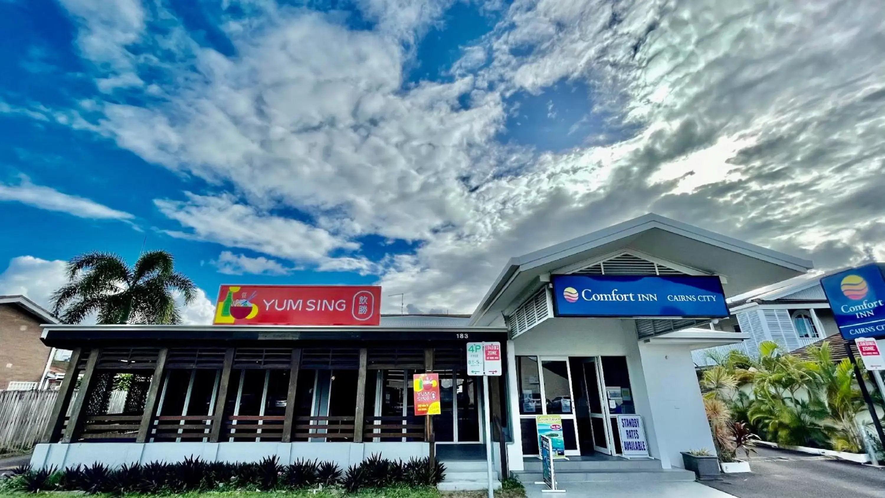 Property building in Comfort Inn Cairns City Property building in Comfort Inn Cairns City