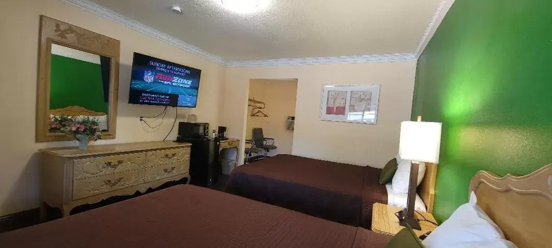 TV and multimedia, TV/Entertainment Center in Lakeview Inn