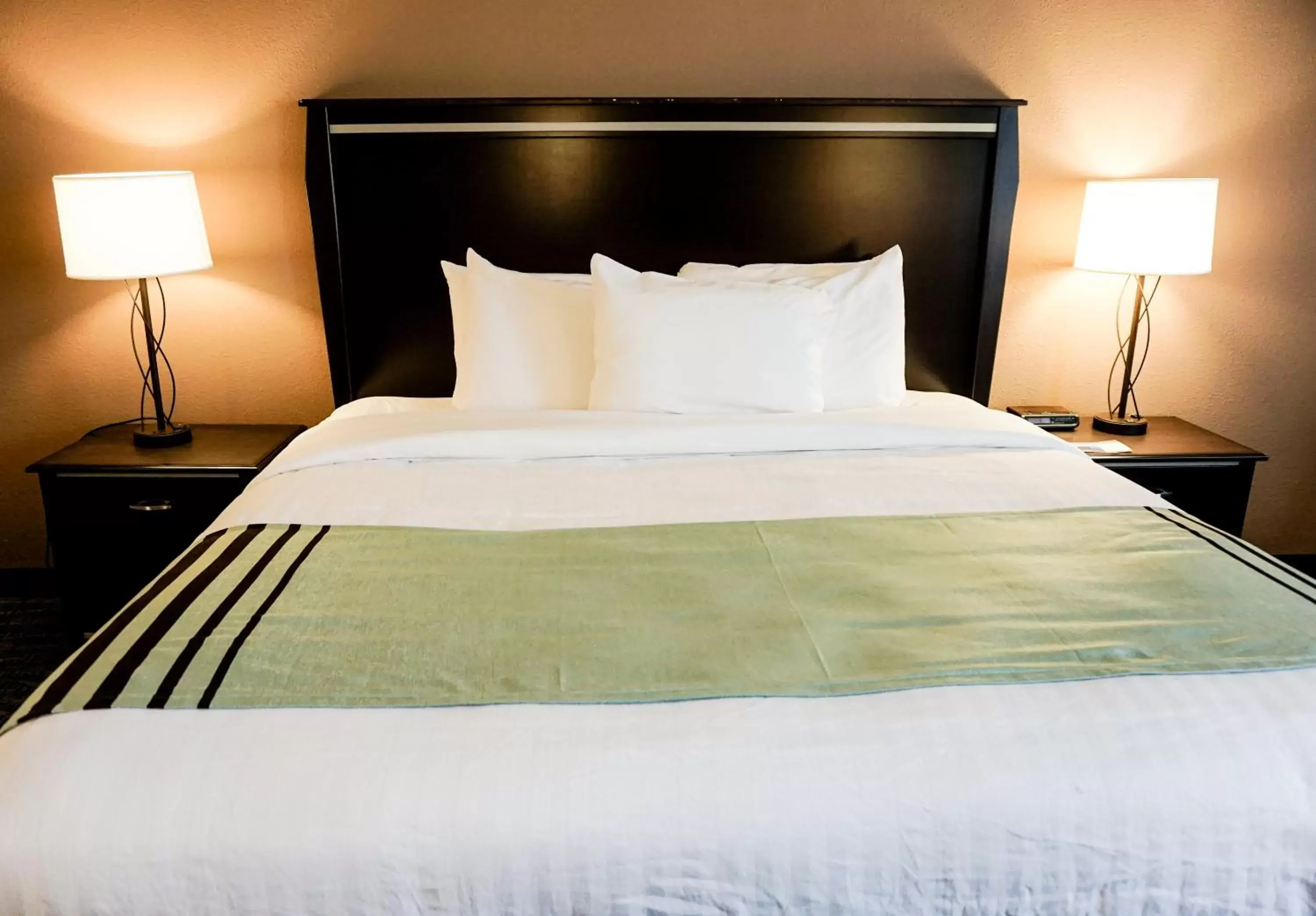 Bed in Boarders Inn & Suites by Cobblestone Hotels - Grand Island