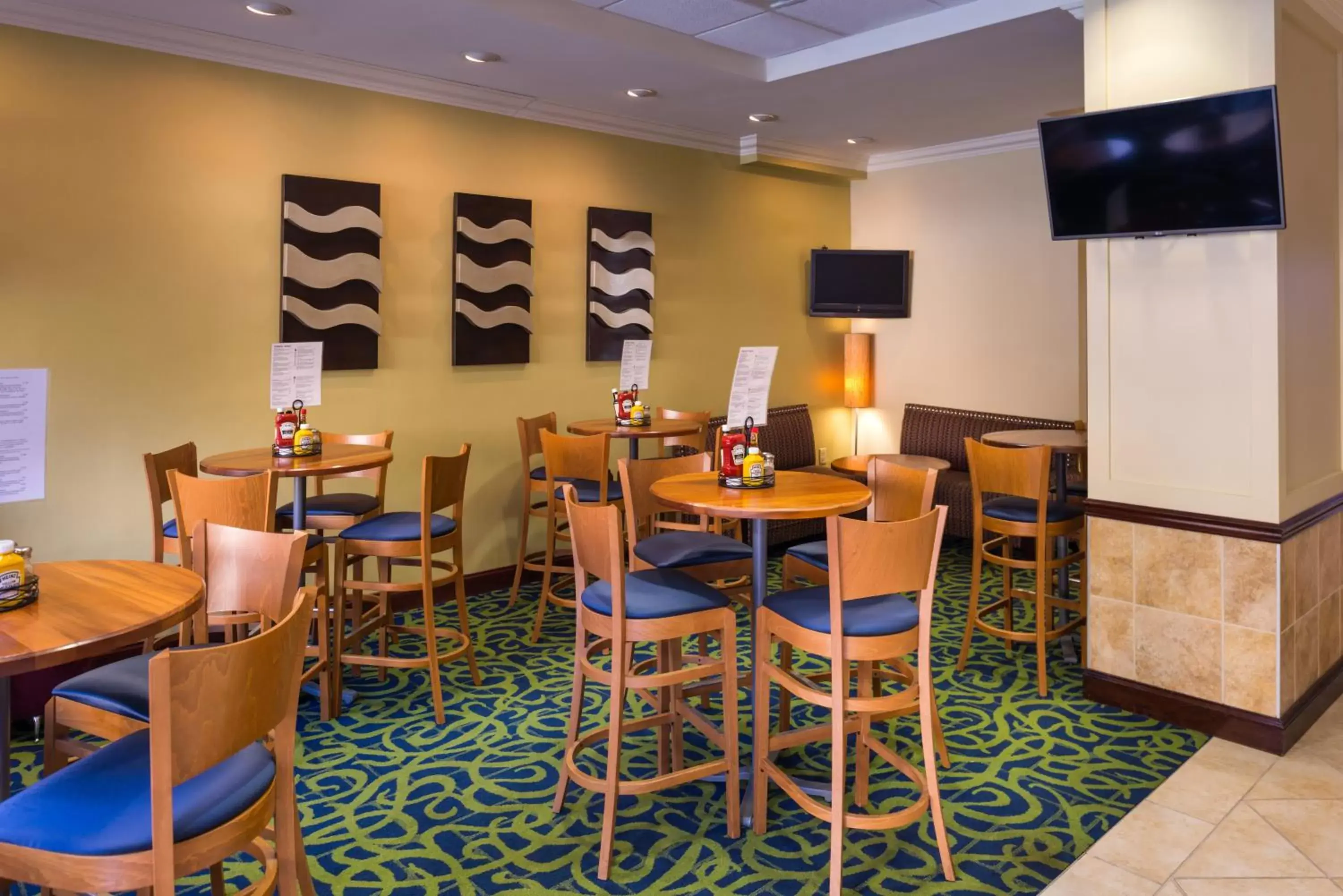 Lounge or bar, Restaurant/Places to Eat in Holiday Inn & Suites Orlando SW - Celebration Area, an IHG Hotel