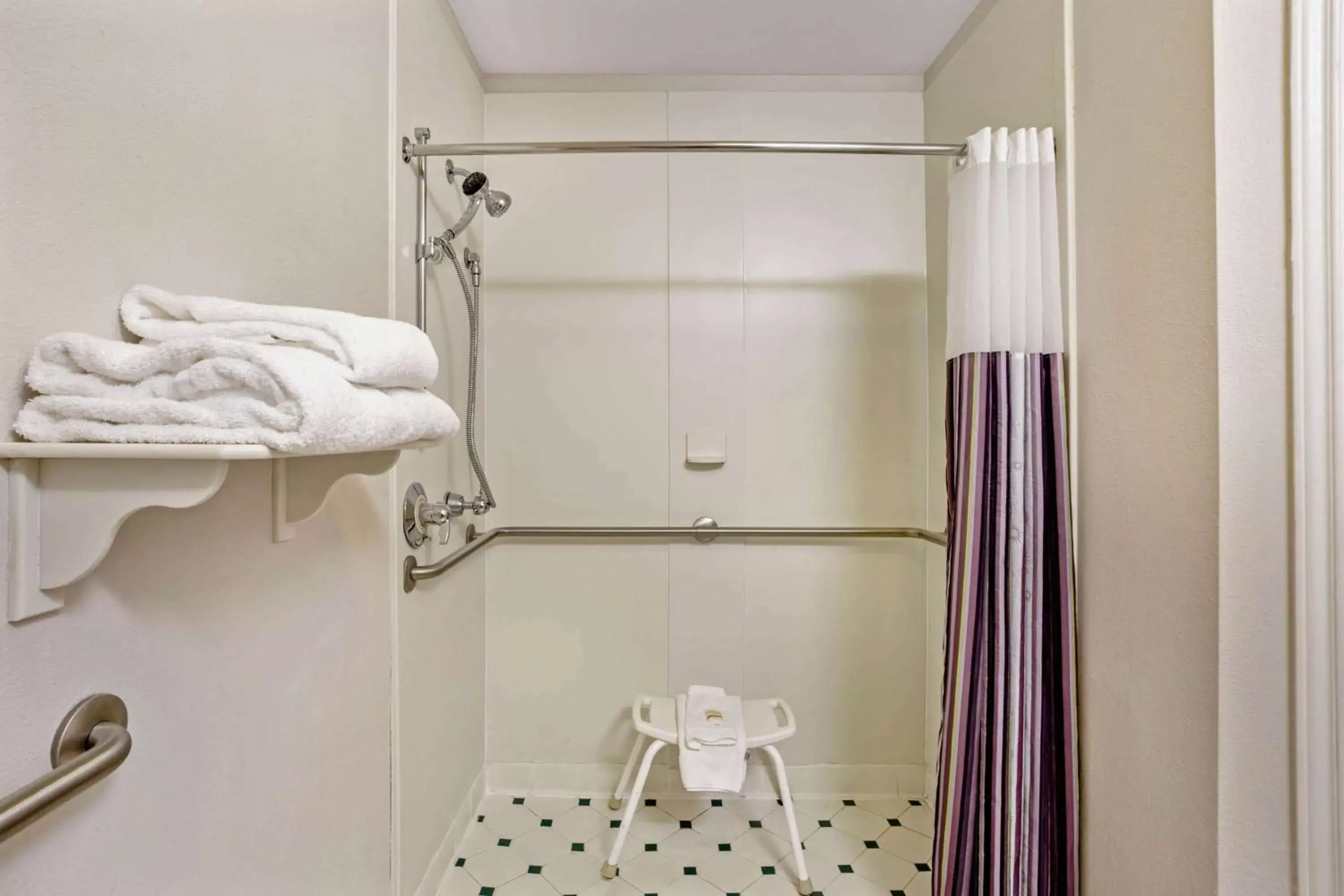 Shower, Bathroom in La Quinta by Wyndham Winston-Salem