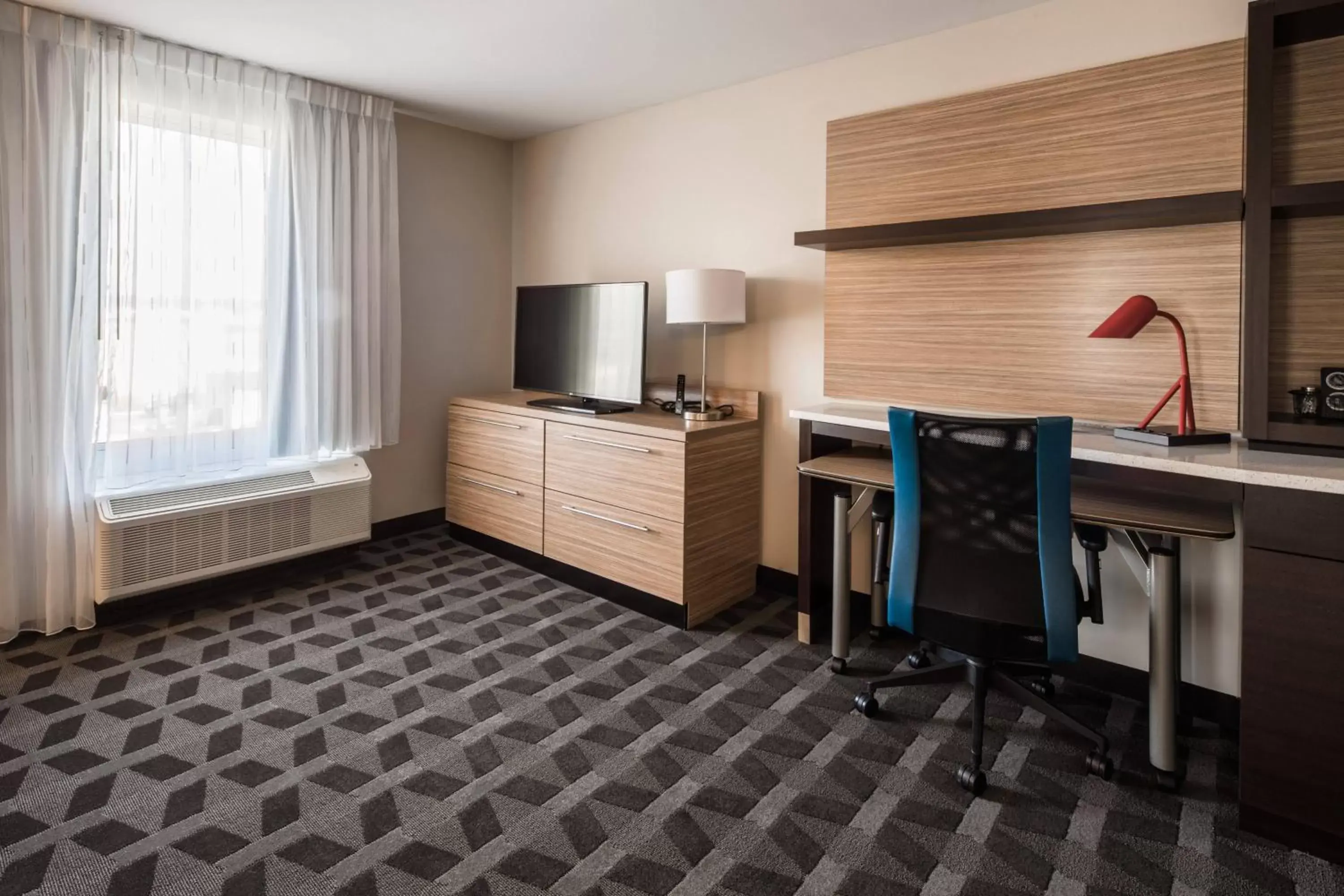 Living room, TV/Entertainment Center in TownePlace Suites by Marriott Cleveland