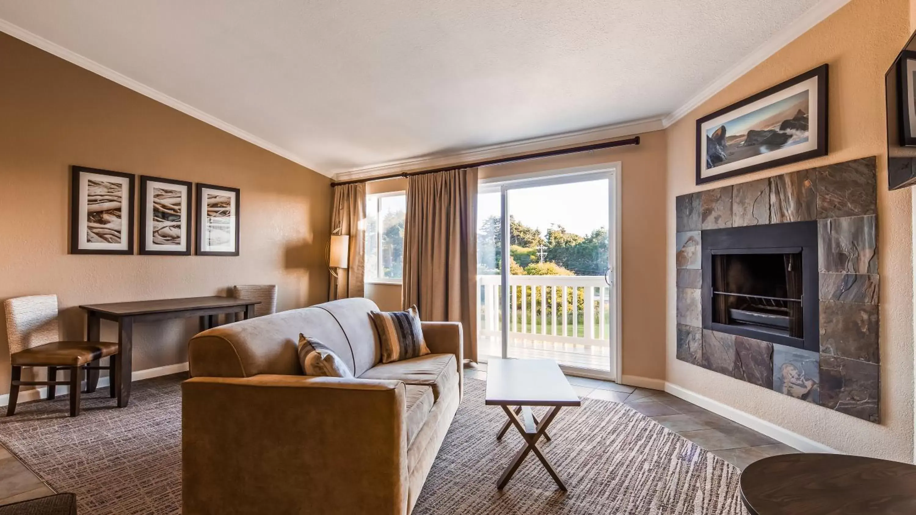 Living room, Seating Area in Best Western Inn at Face Rock