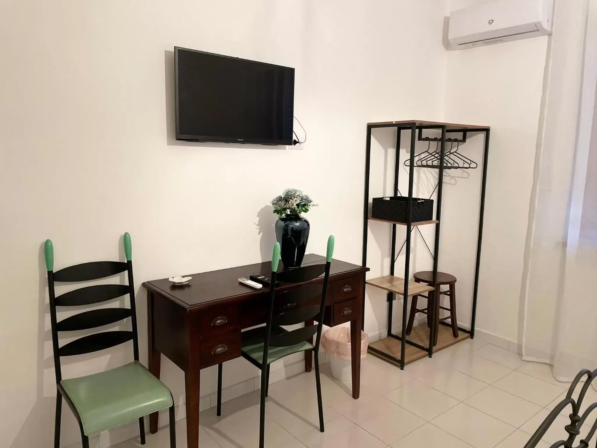 TV and multimedia, TV/Entertainment Center in B&b Binario38