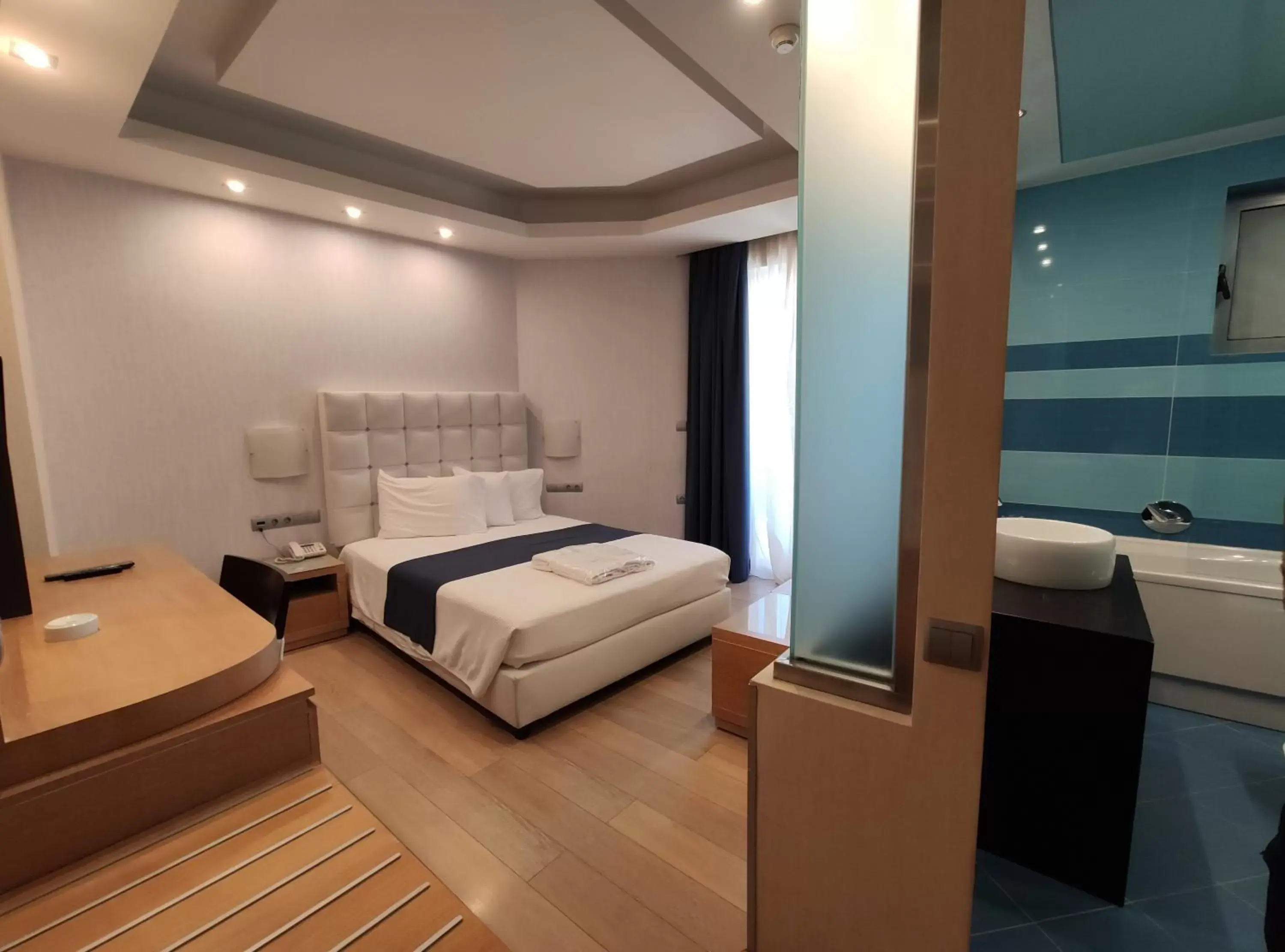 Bathroom, Bed in Konstantinos Palace