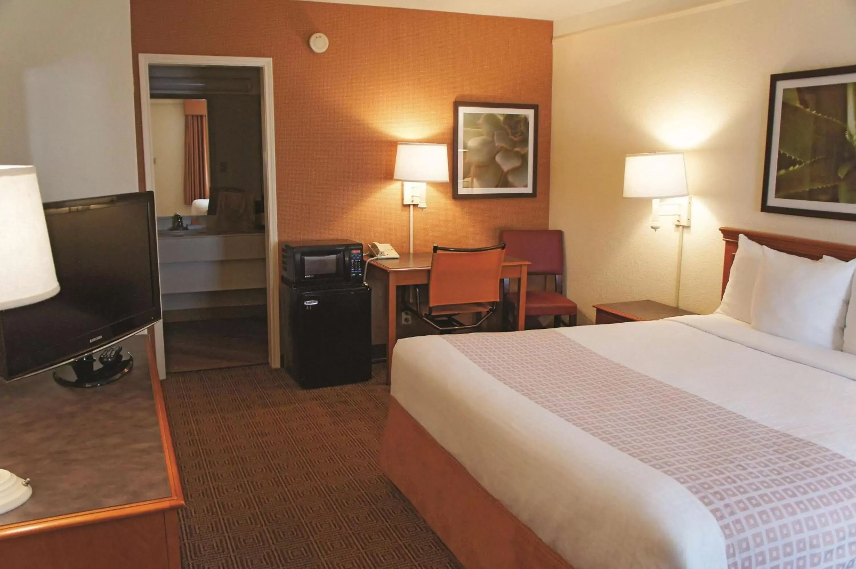 Photo of the whole room, Bed in Baymont by Wyndham San Antonio South Park