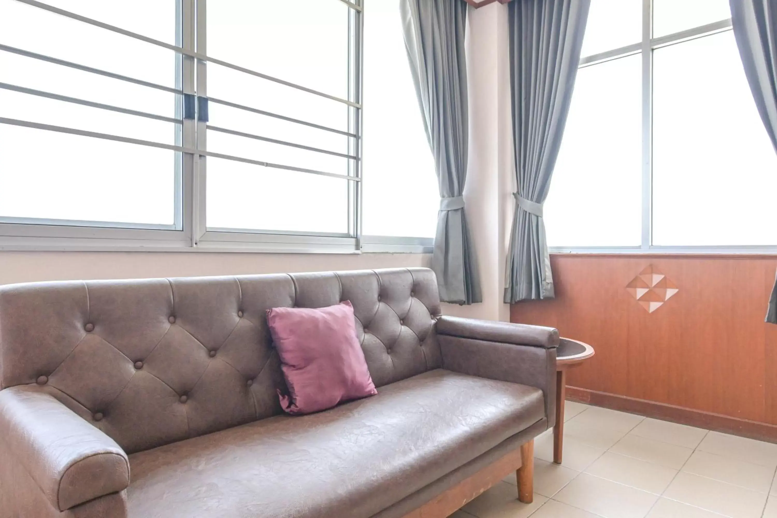 Living room, Seating Area in Rattana Park Hotel