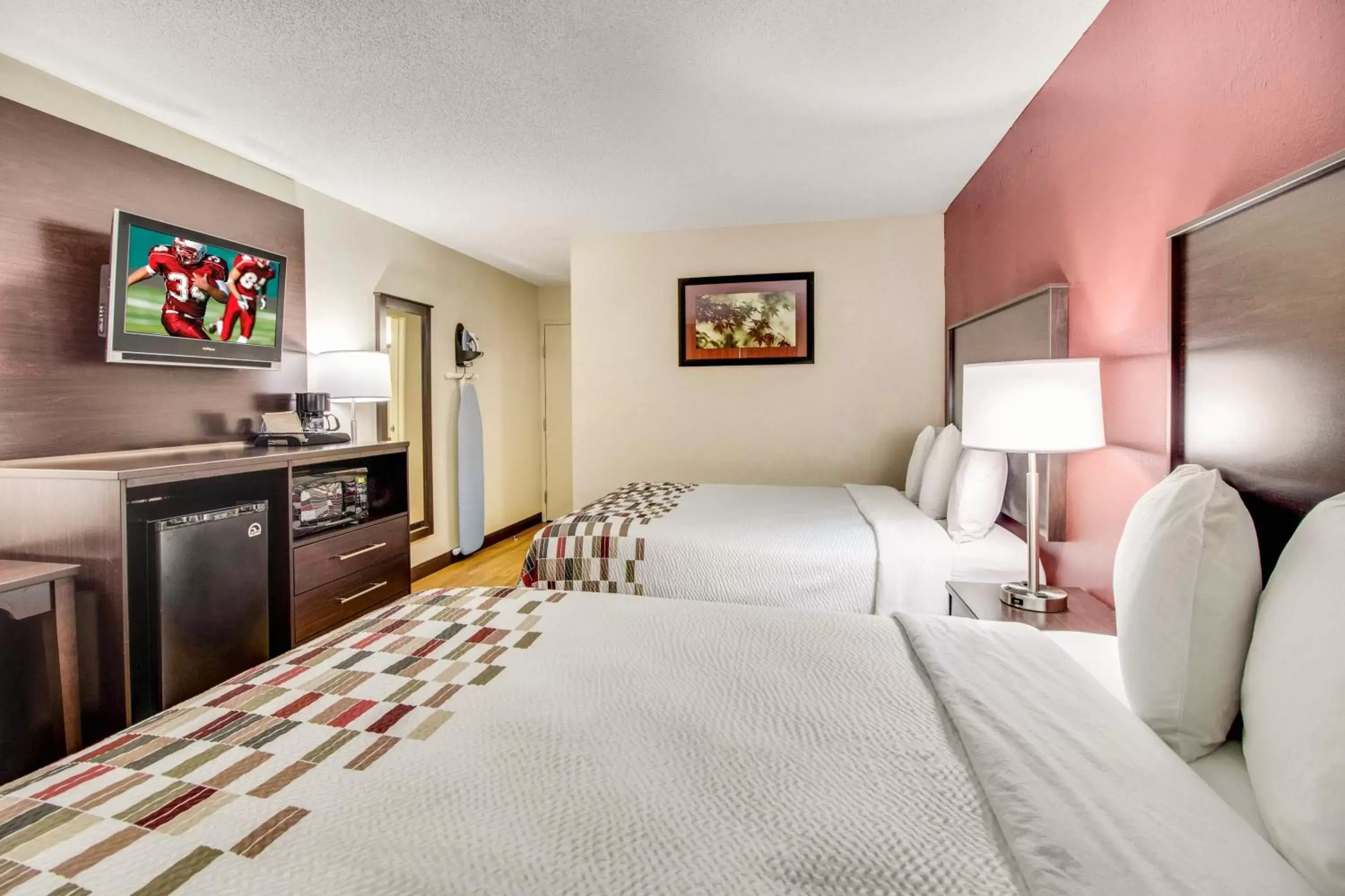 Photo of the whole room, Bed in Red Roof Inn Franklin, KY