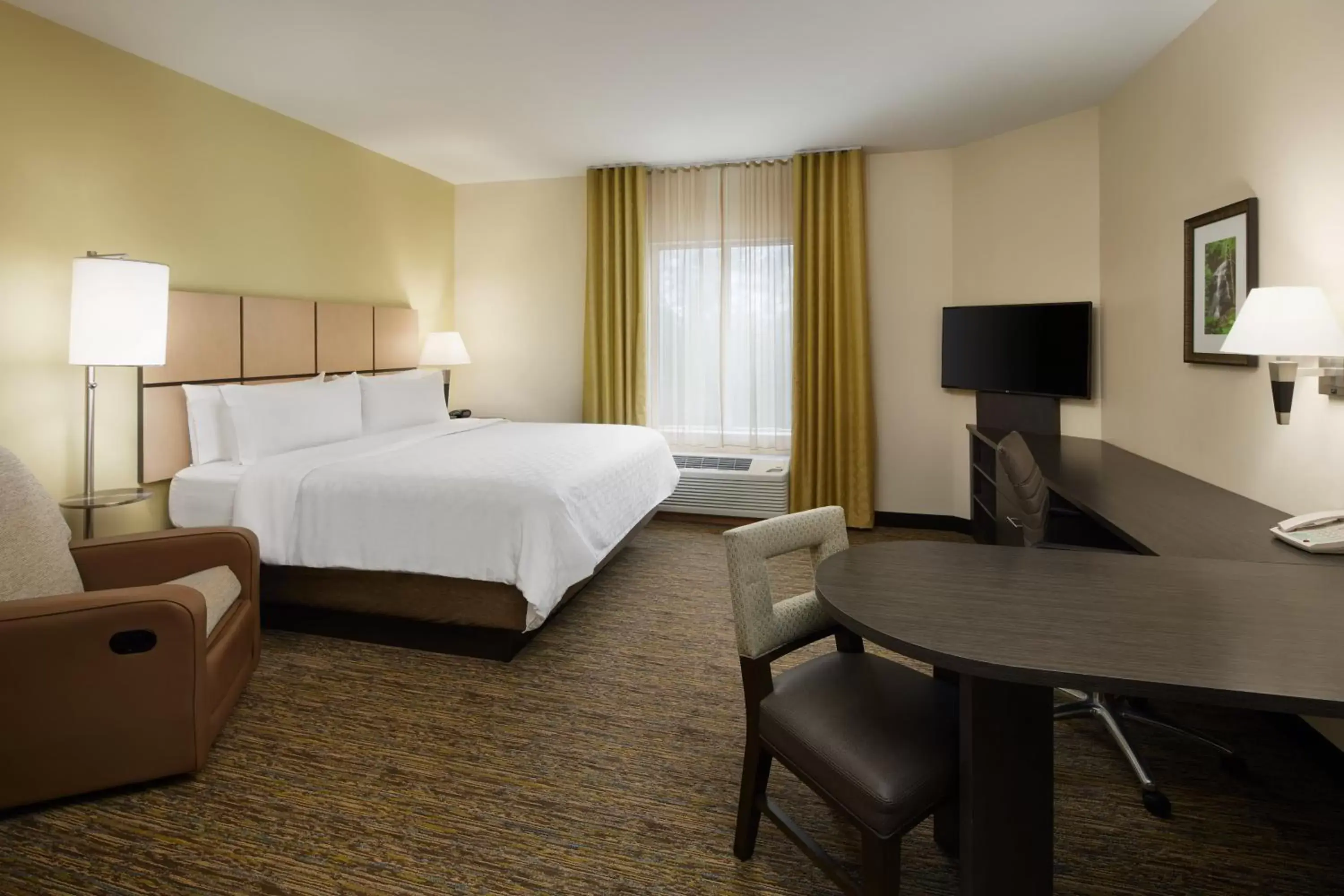 Photo of the whole room, Bed in Candlewood Suites Valdosta Mall, an IHG Hotel