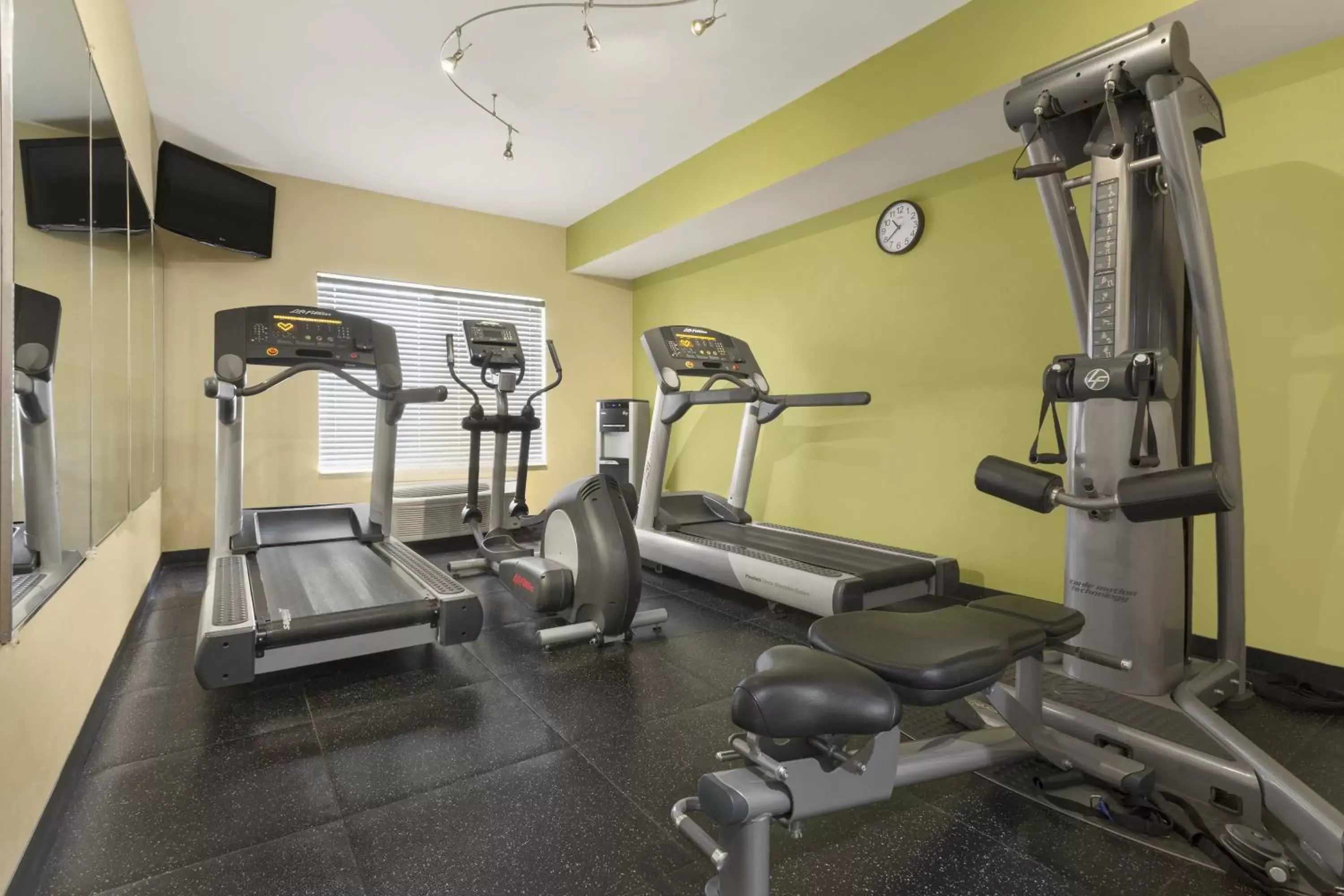 Fitness centre/facilities, Fitness Center/Facilities in Country Inn & Suites by Radisson, Omaha Airport, IA