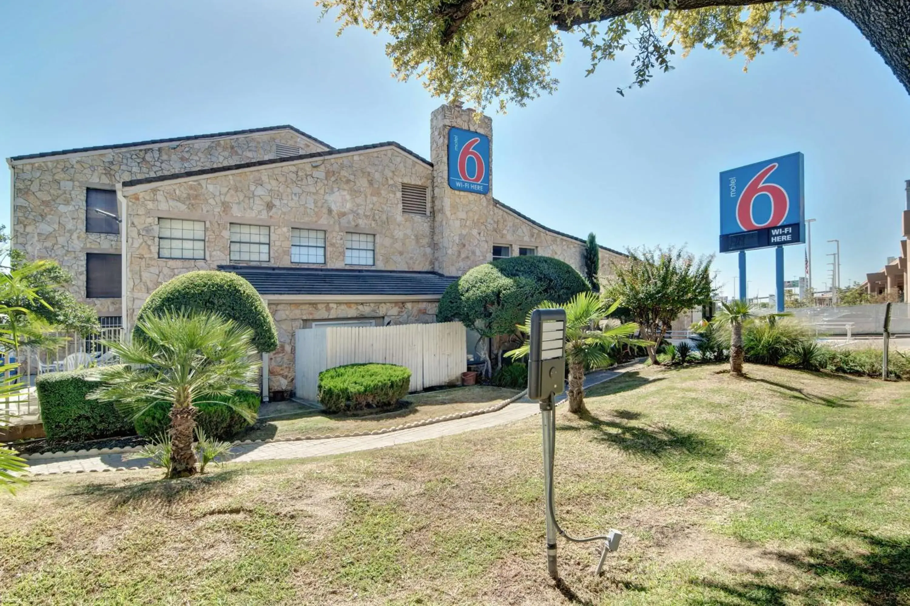 Property building, Garden in Motel 6-Dallas, TX - Forest Lane