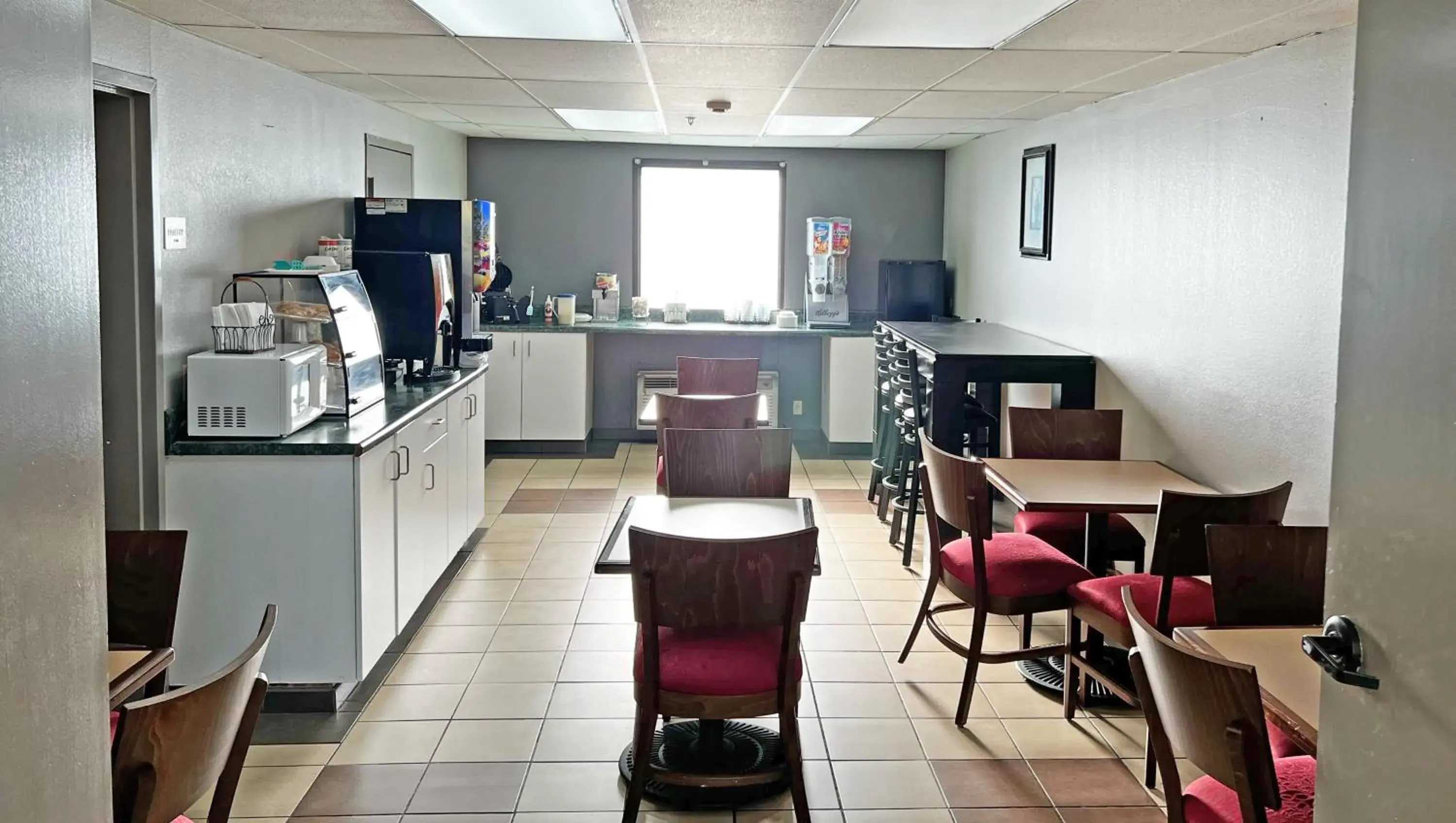 Breakfast, Kitchen/Kitchenette in Super Inn and Suites Philadelphia