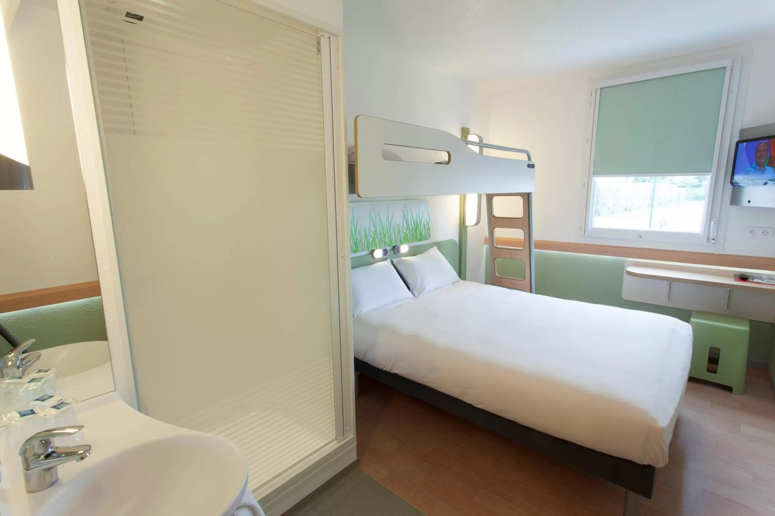 Photo of the whole room, Bed in ibis budget Cherbourg - La Glacerie