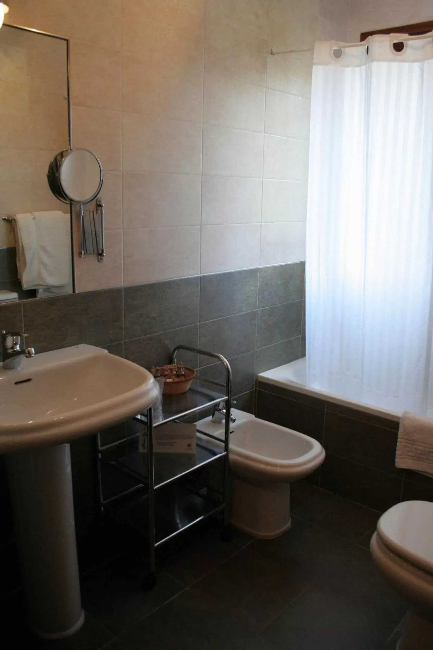 Shower, Bathroom in Hotel Casa Vieja del Sastre