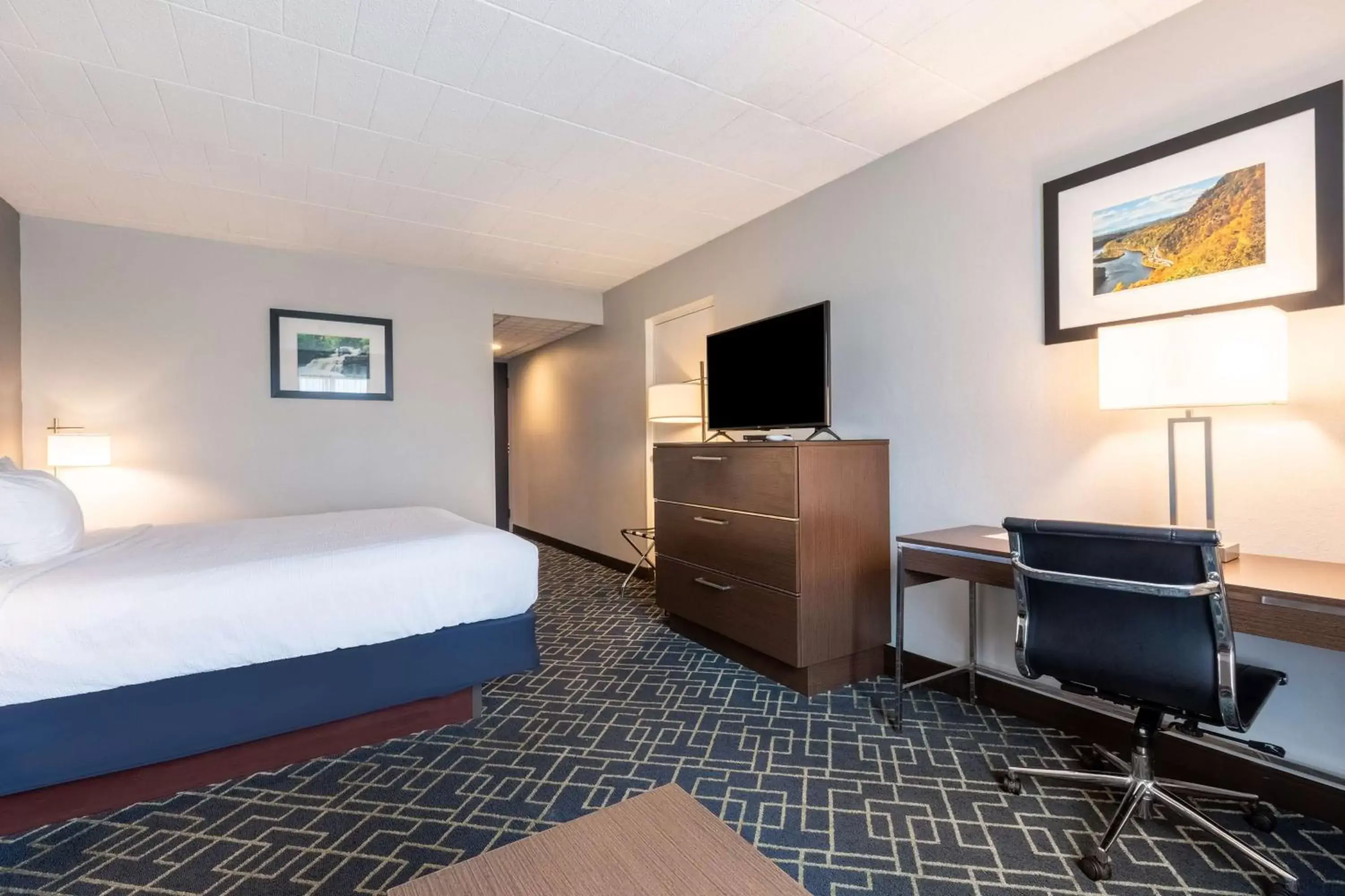 Bedroom, TV/Entertainment Center in Best Western Hunt's Landing Hotel Matamoras Milford