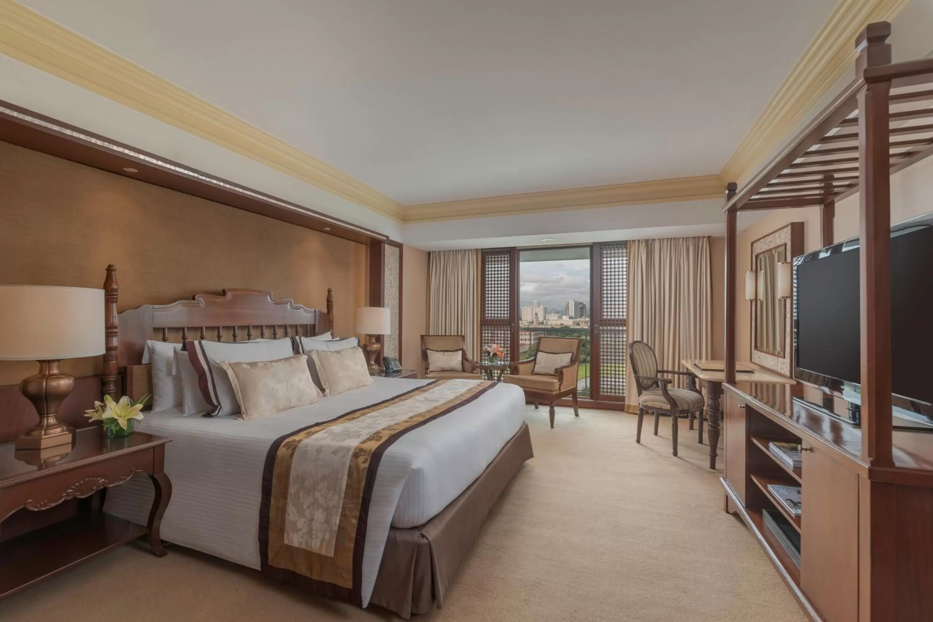 Photo of the whole room, Bed in The Manila Hotel