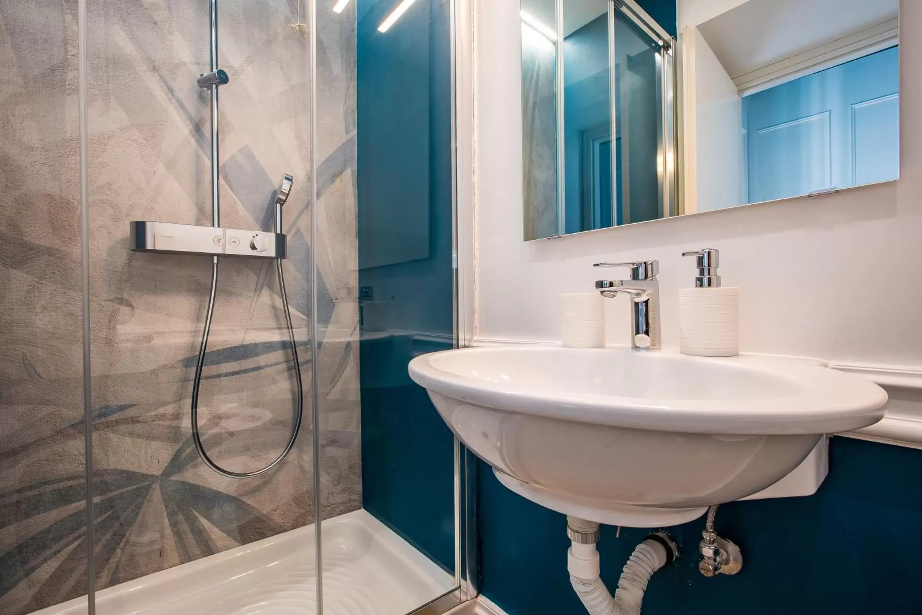 Shower, Bathroom in Hold Rome - Luxury Suites