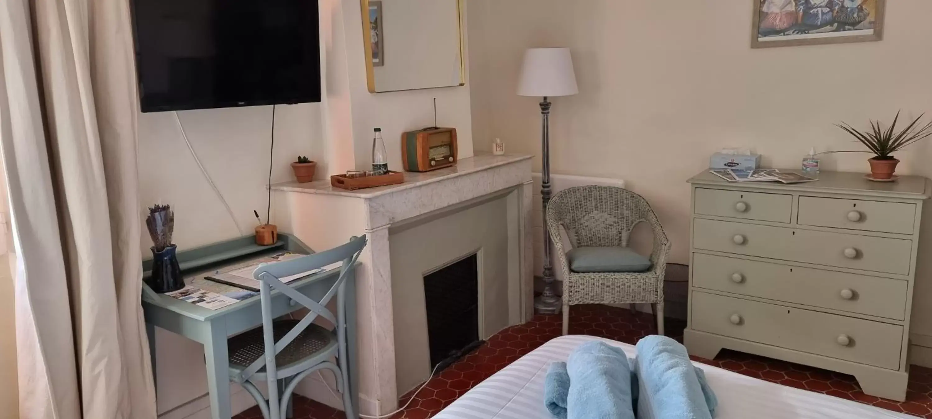 Bedroom, TV/Entertainment Center in Le Belvédère - Chambres d'hôtes de charme et Restaurant