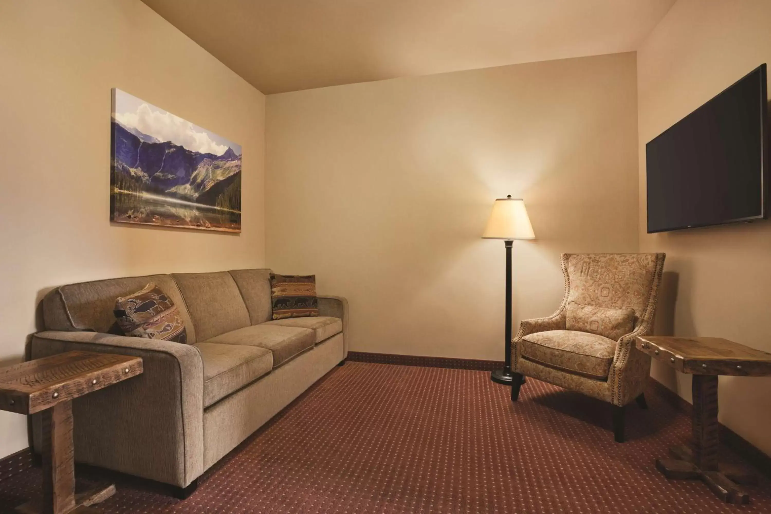 Photo of the whole room, Seating Area in Glacier International Lodge