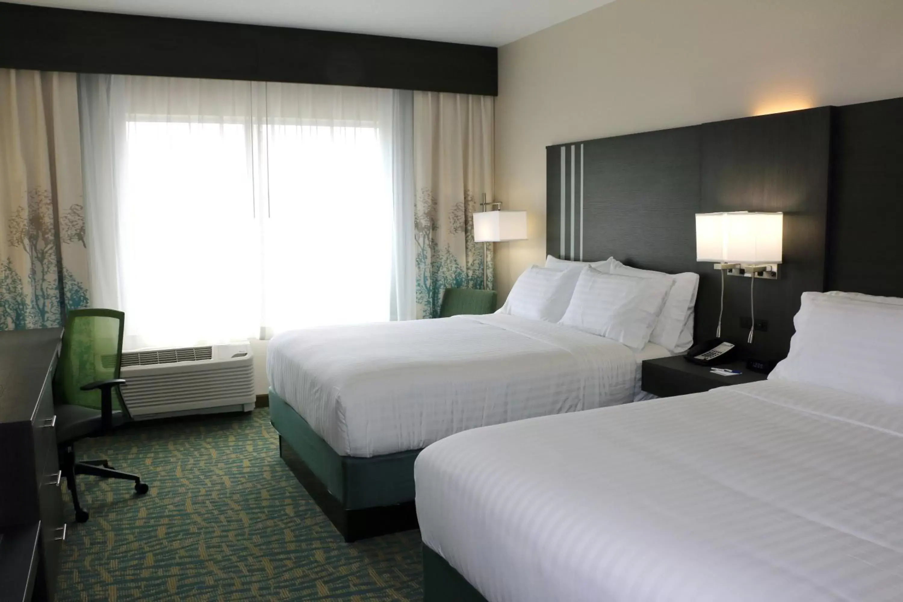 Seating area, Bed in Holiday Inn Express & Suites - Hendersonville SE - Flat Rock, an IHG Hotel