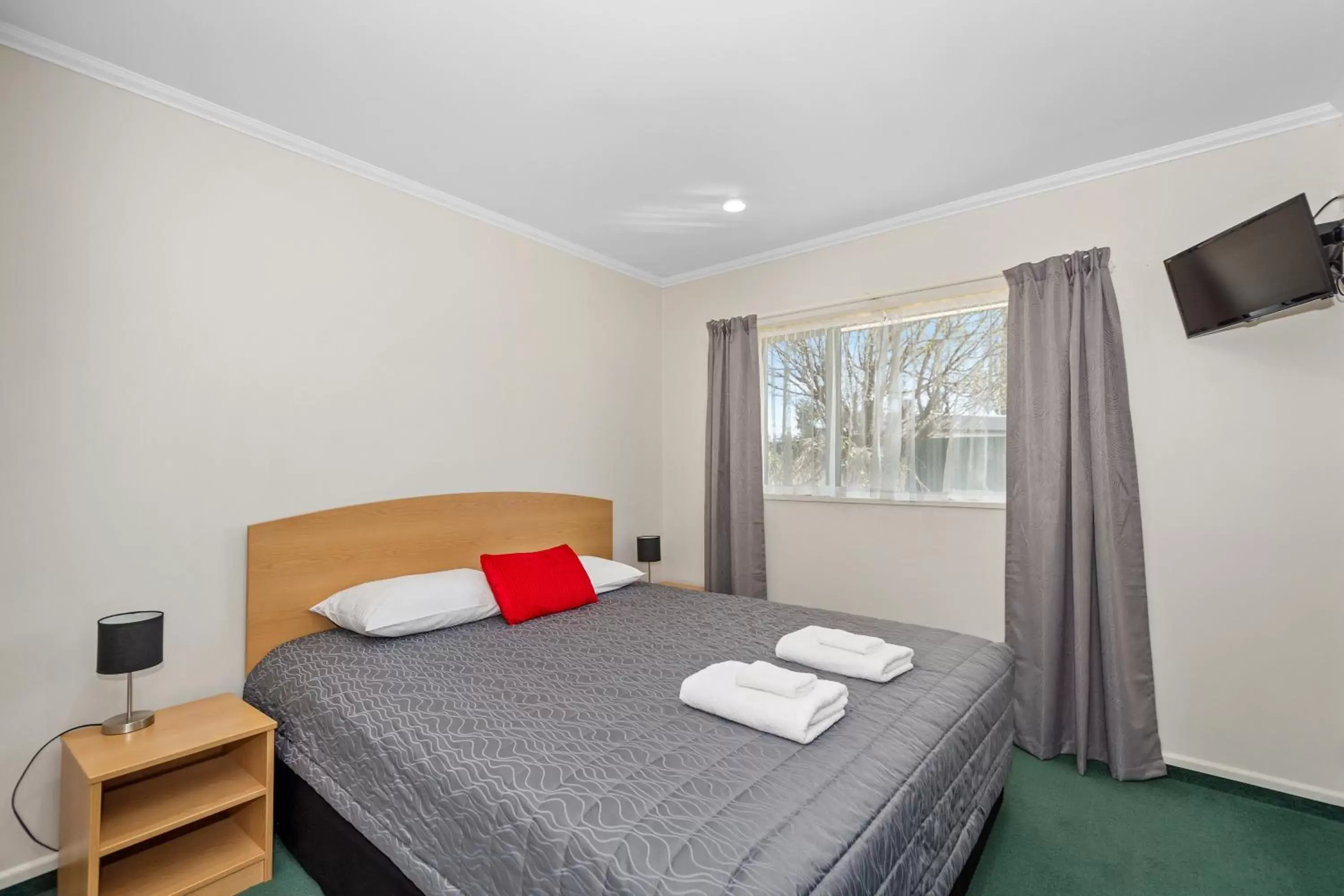 Bedroom, Bed in The Lakes Motel