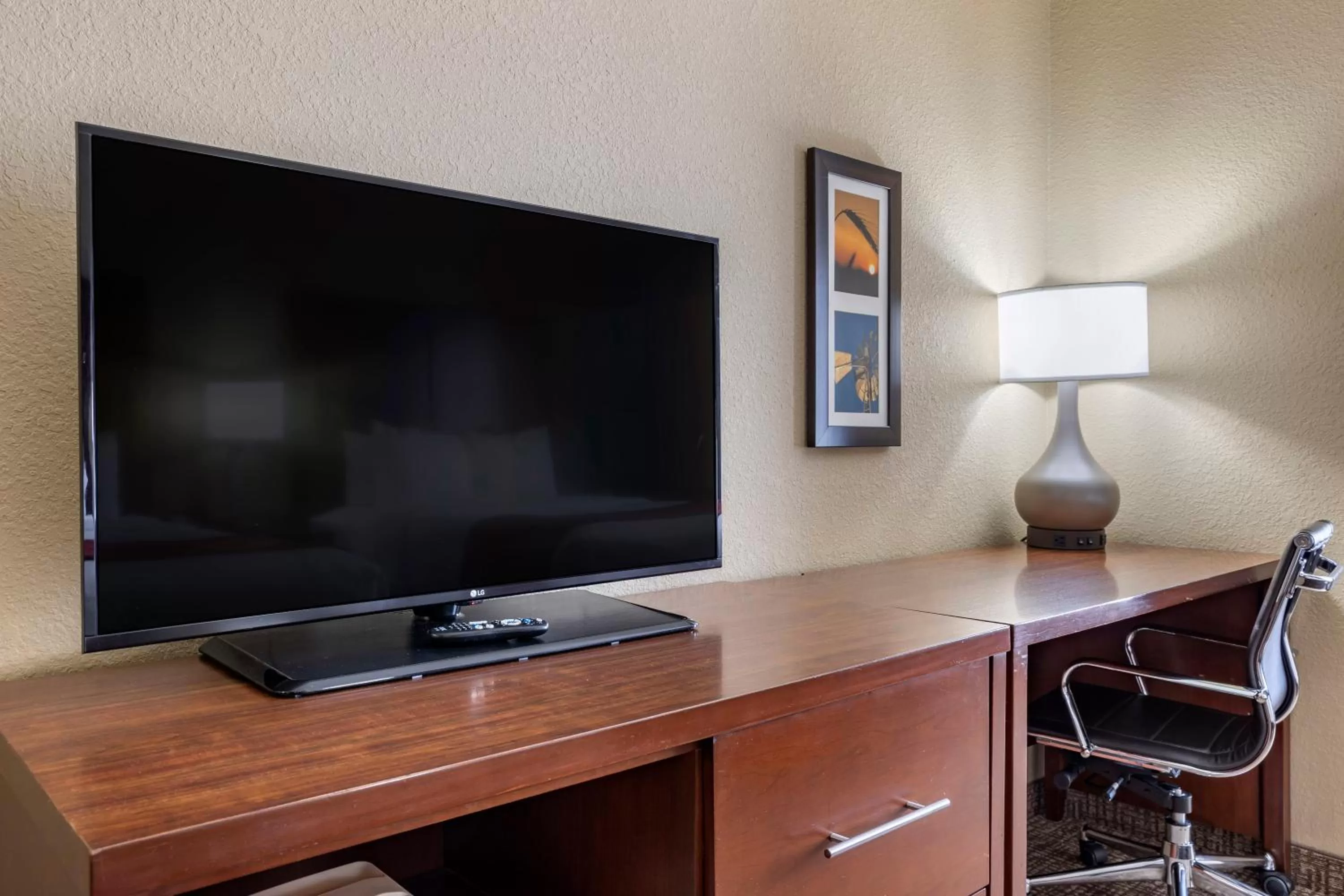TV and multimedia, TV/Entertainment Center in Comfort Inn & Suites Augusta