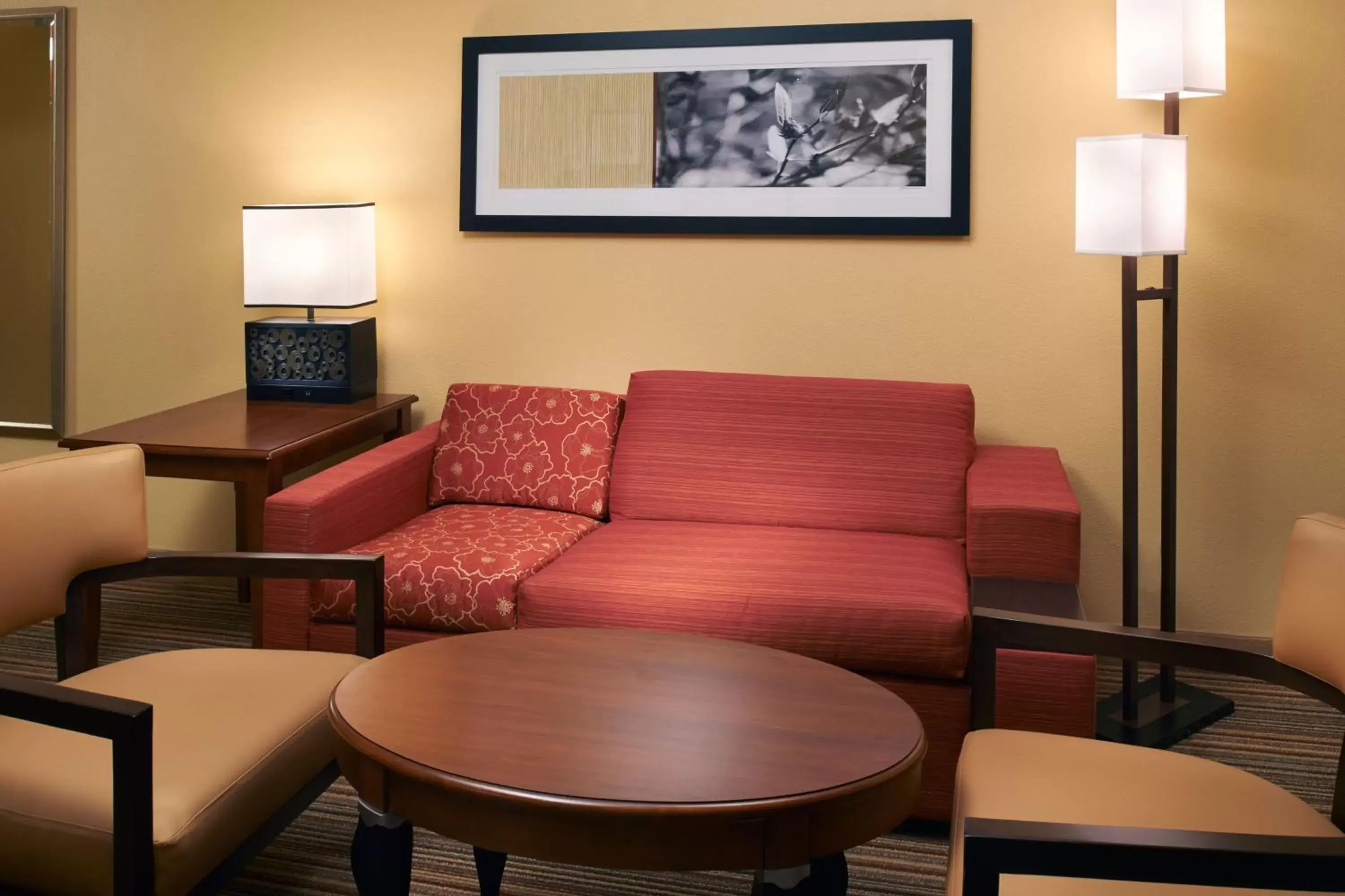 Photo of the whole room, Seating Area in Courtyard by Marriott Louisville East