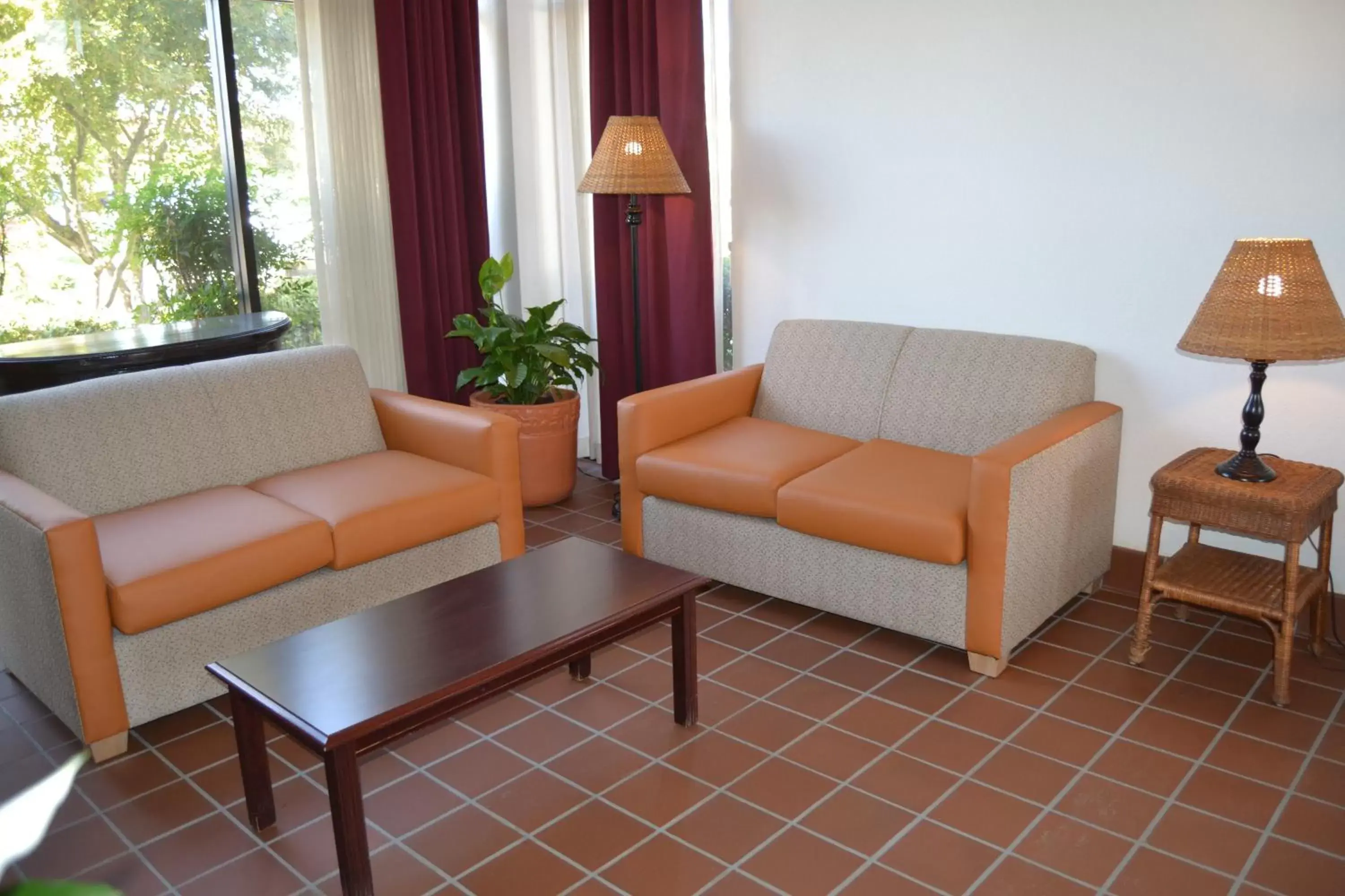 Lobby or reception, Seating Area in Motel 6 Oakdale, Ca