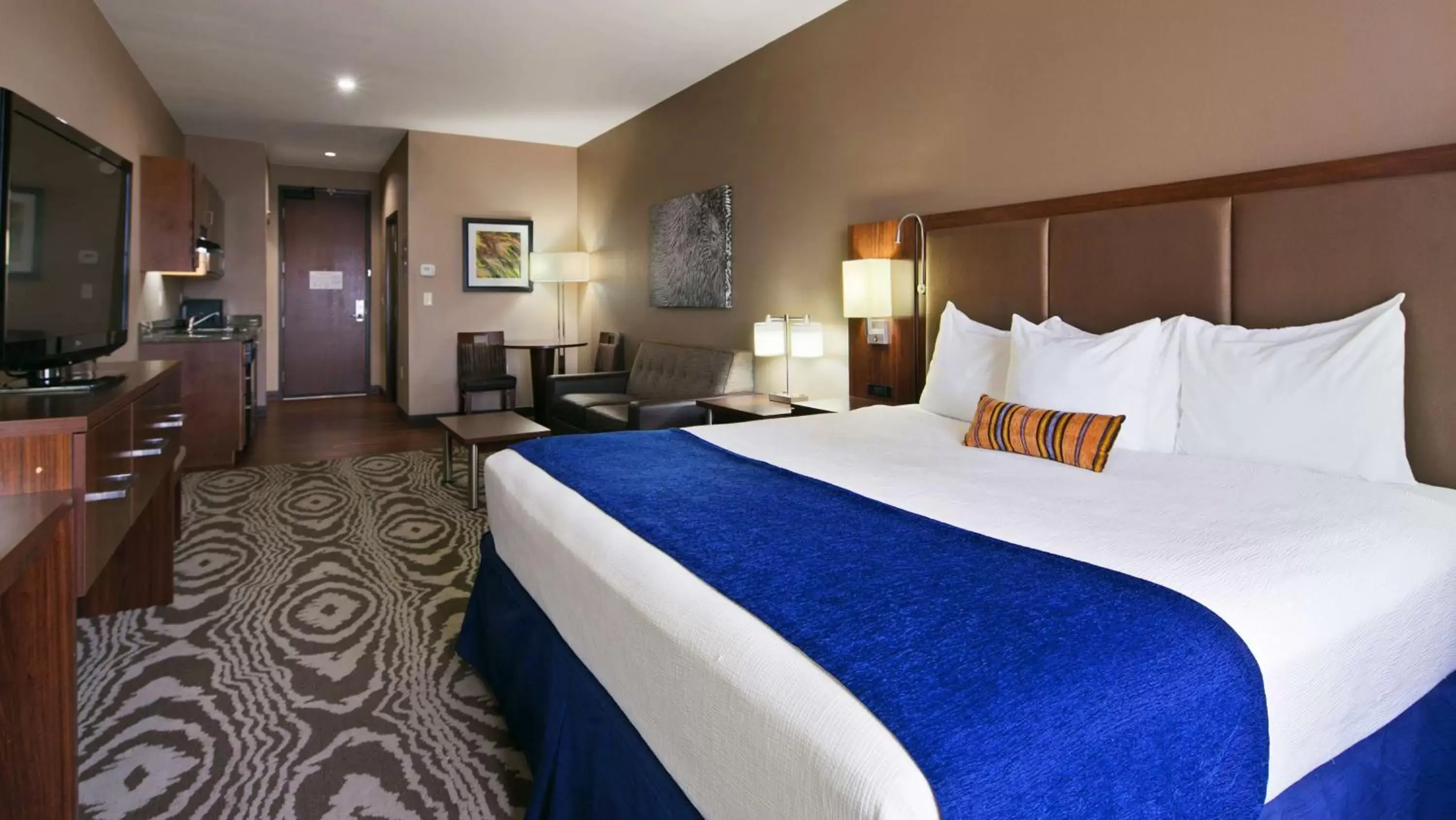 Bed in Best Western Plus Williston Hotel & Suites